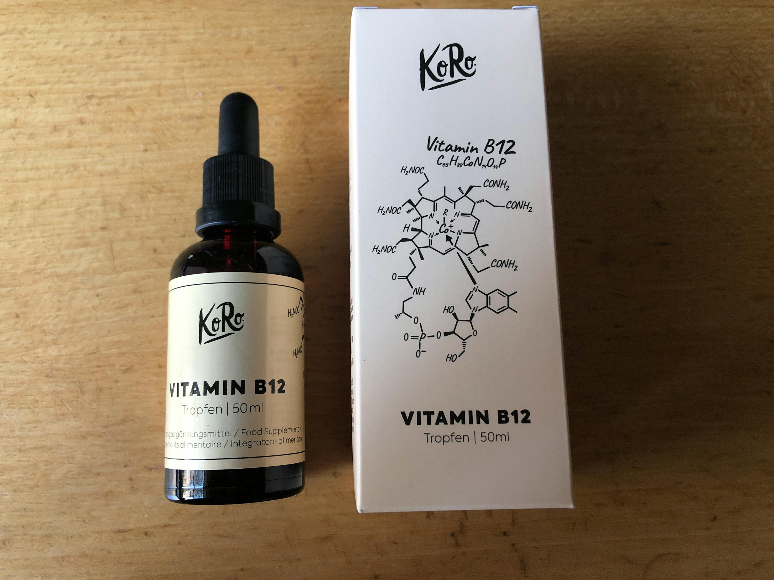 une bouteille et une boîte de vitamine b12 sur une table en bois