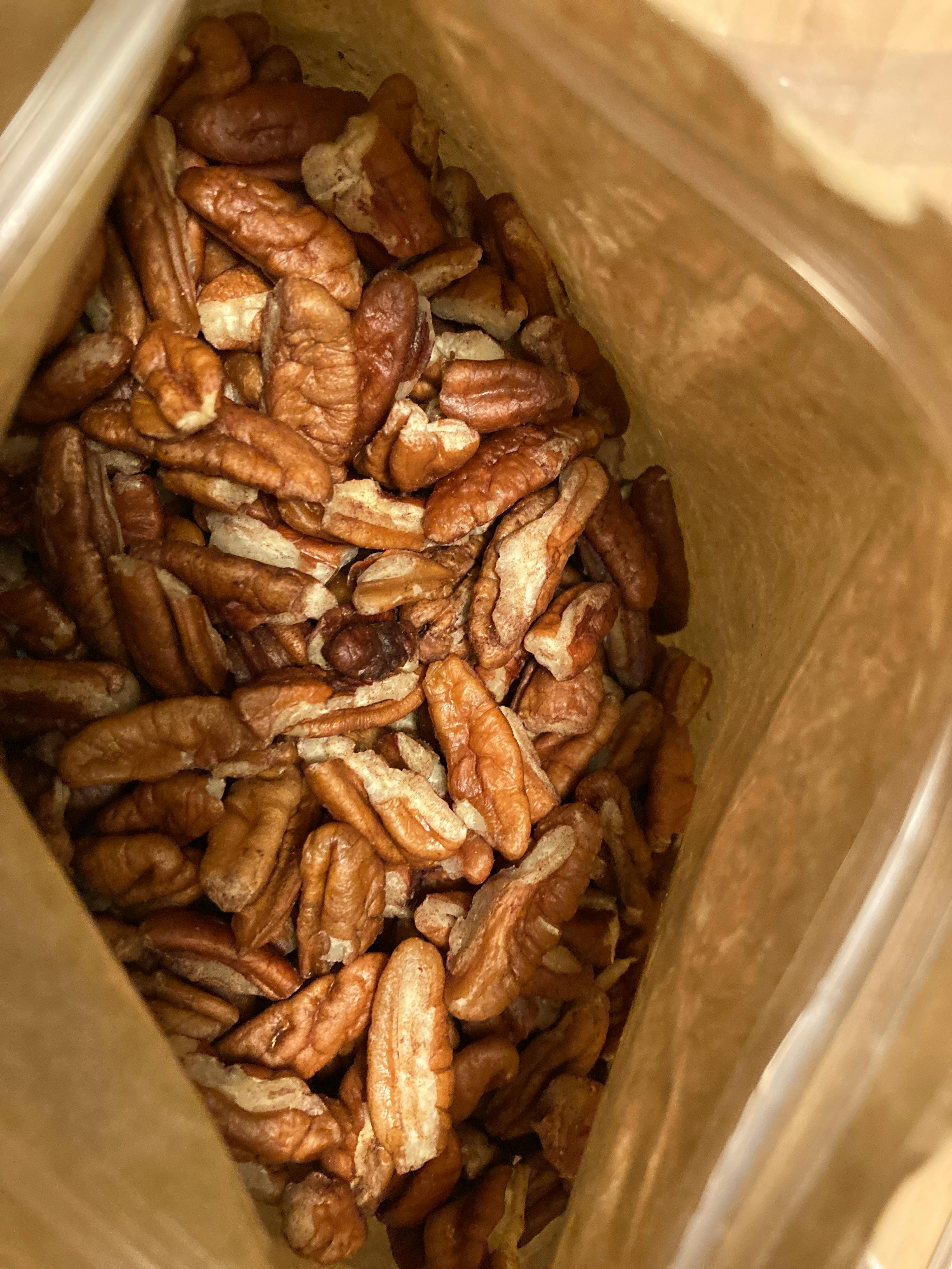 eine Tüte Pecans liegt auf einem Tisch