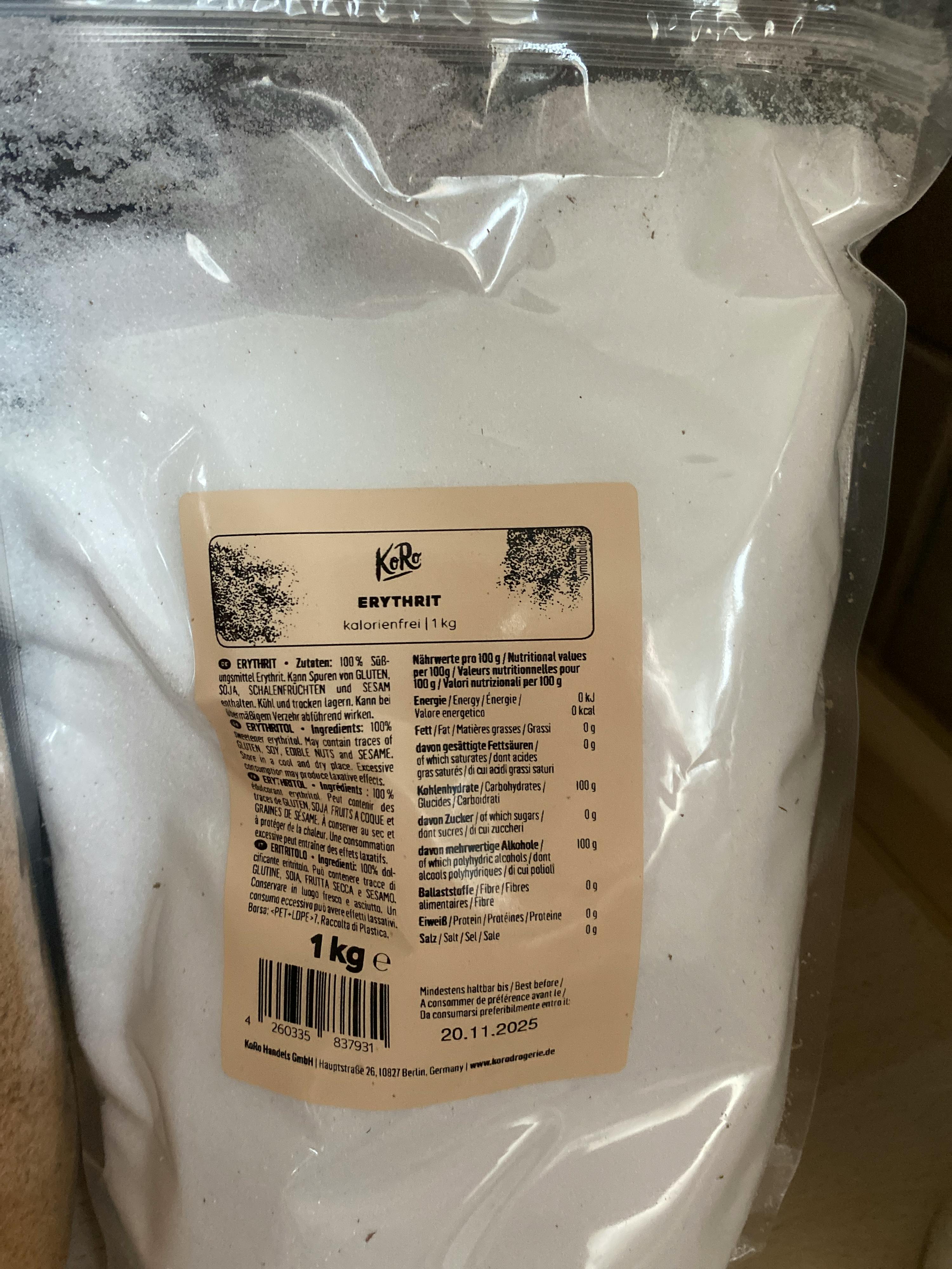 un sacchetto di zucchero bianco con un etichetta che dice 1 kg