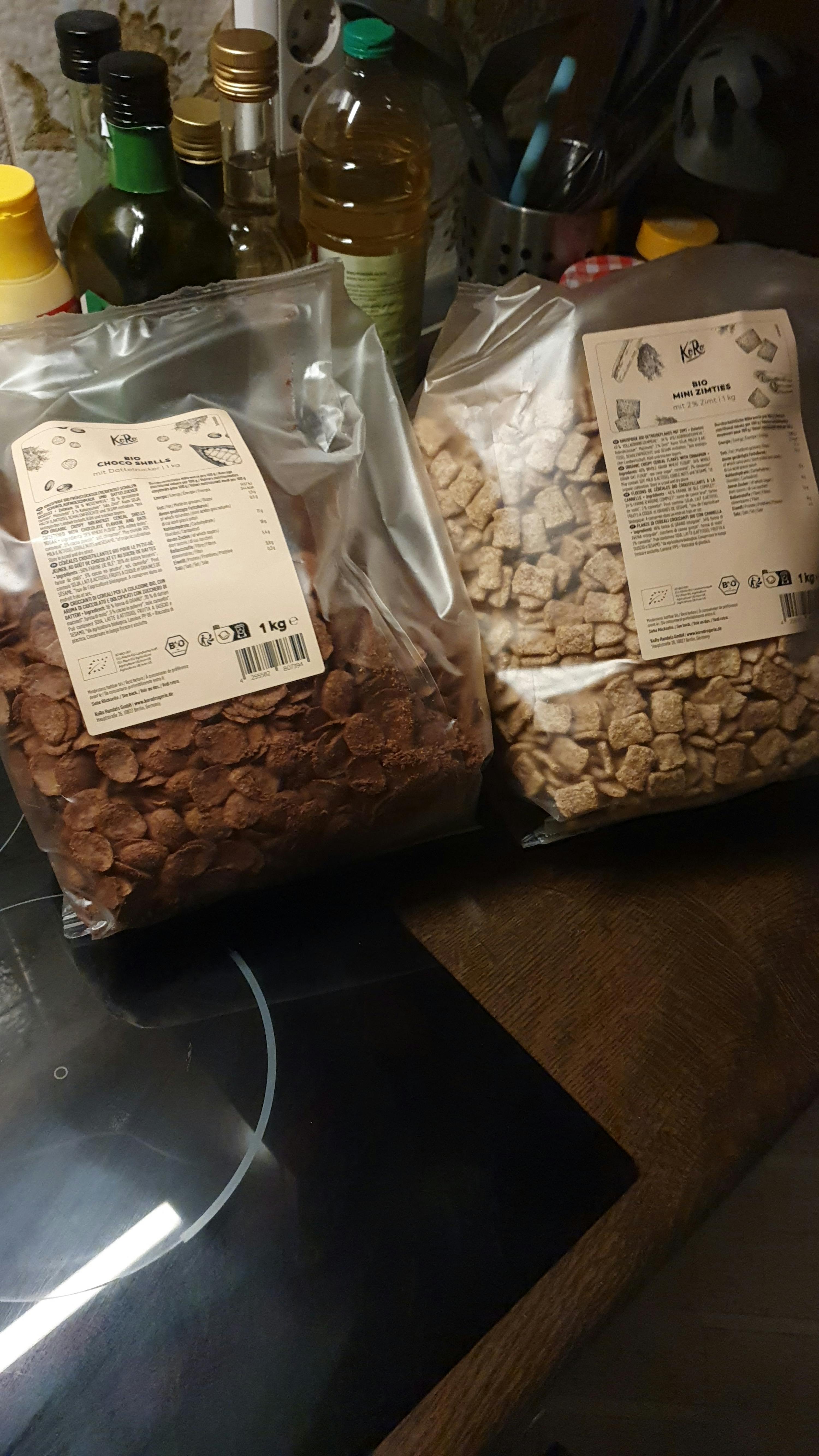 zwei Tüten Müsli stehen auf einem Herd