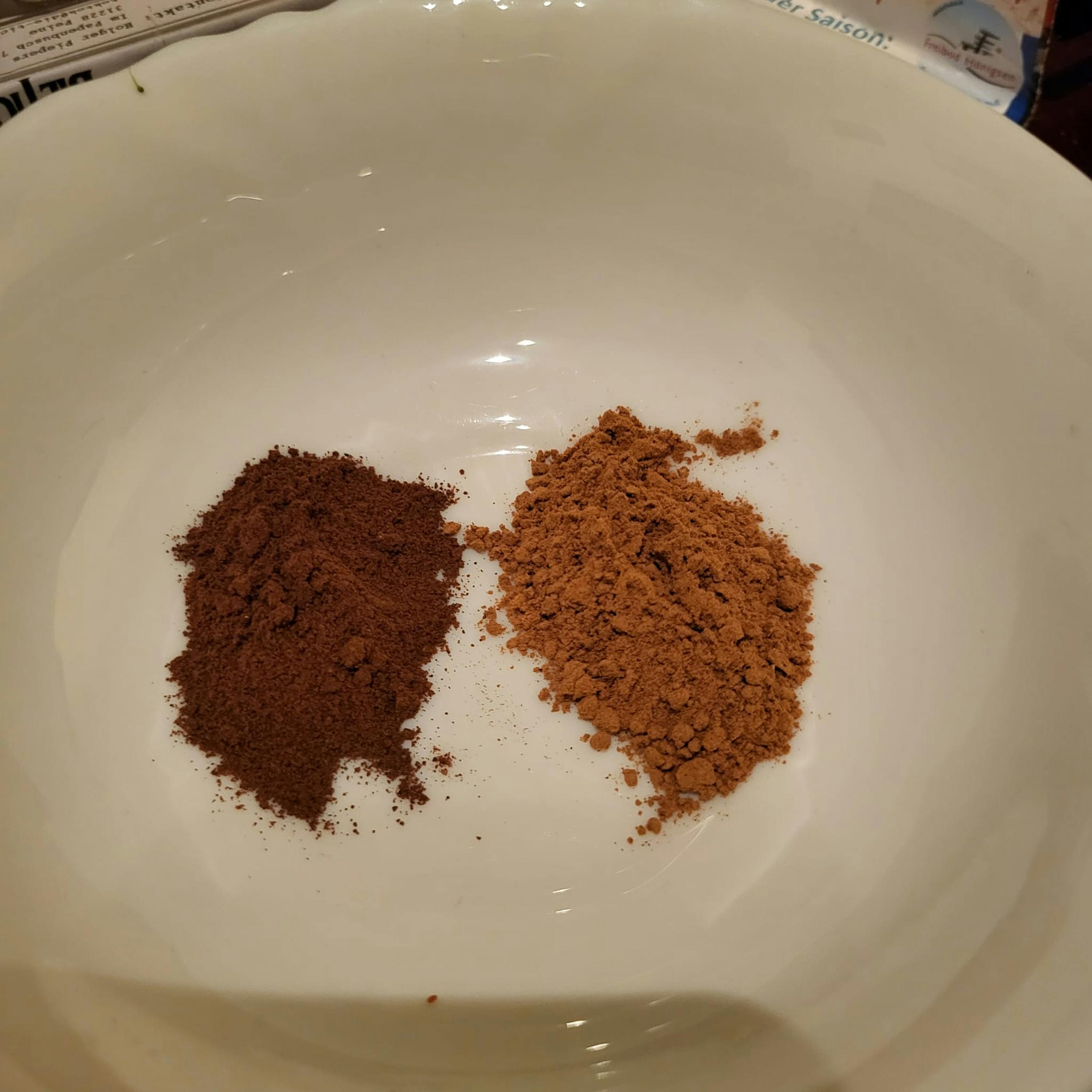 eine weiße Schüssel hält zwei verschiedene Arten von Kaffeepulver