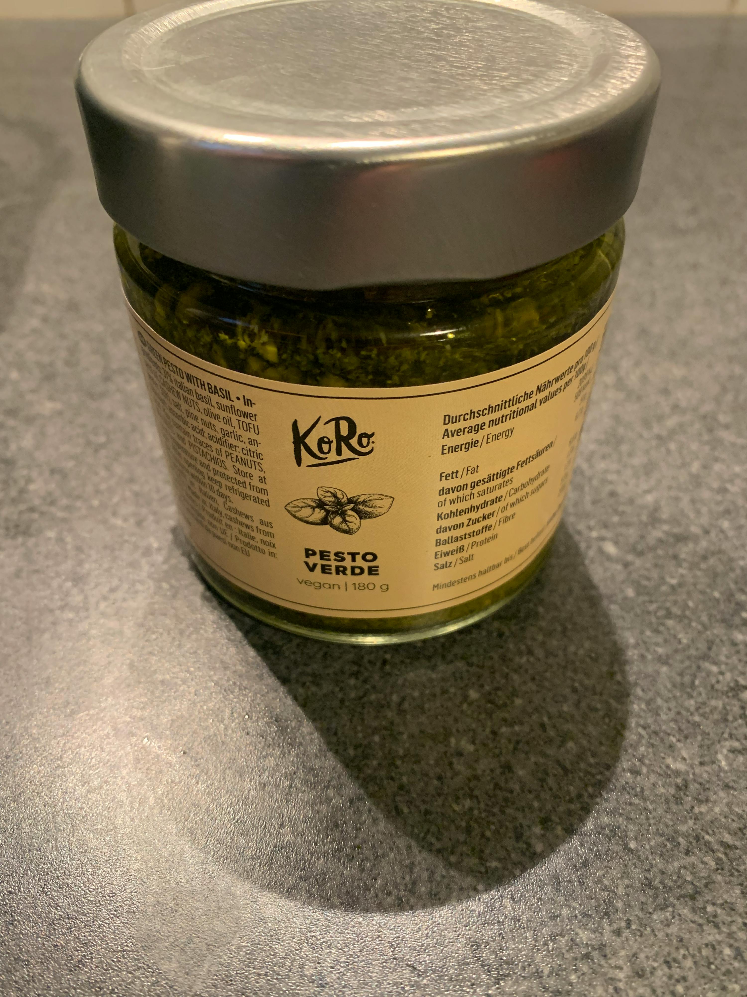 ein Glas pesto verde steht auf einem Tisch