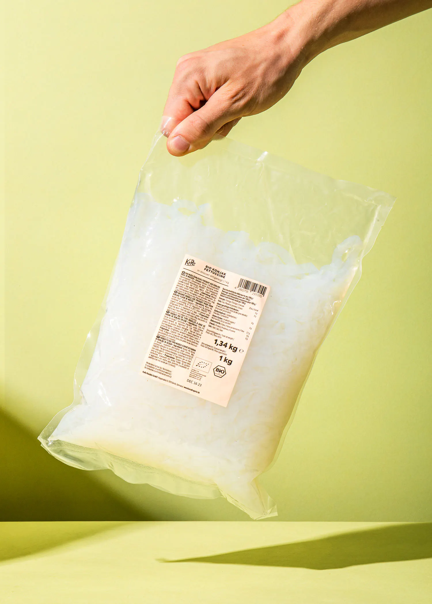 eine Person hält einen Plastikbeutel mit einem weißen Inhalt