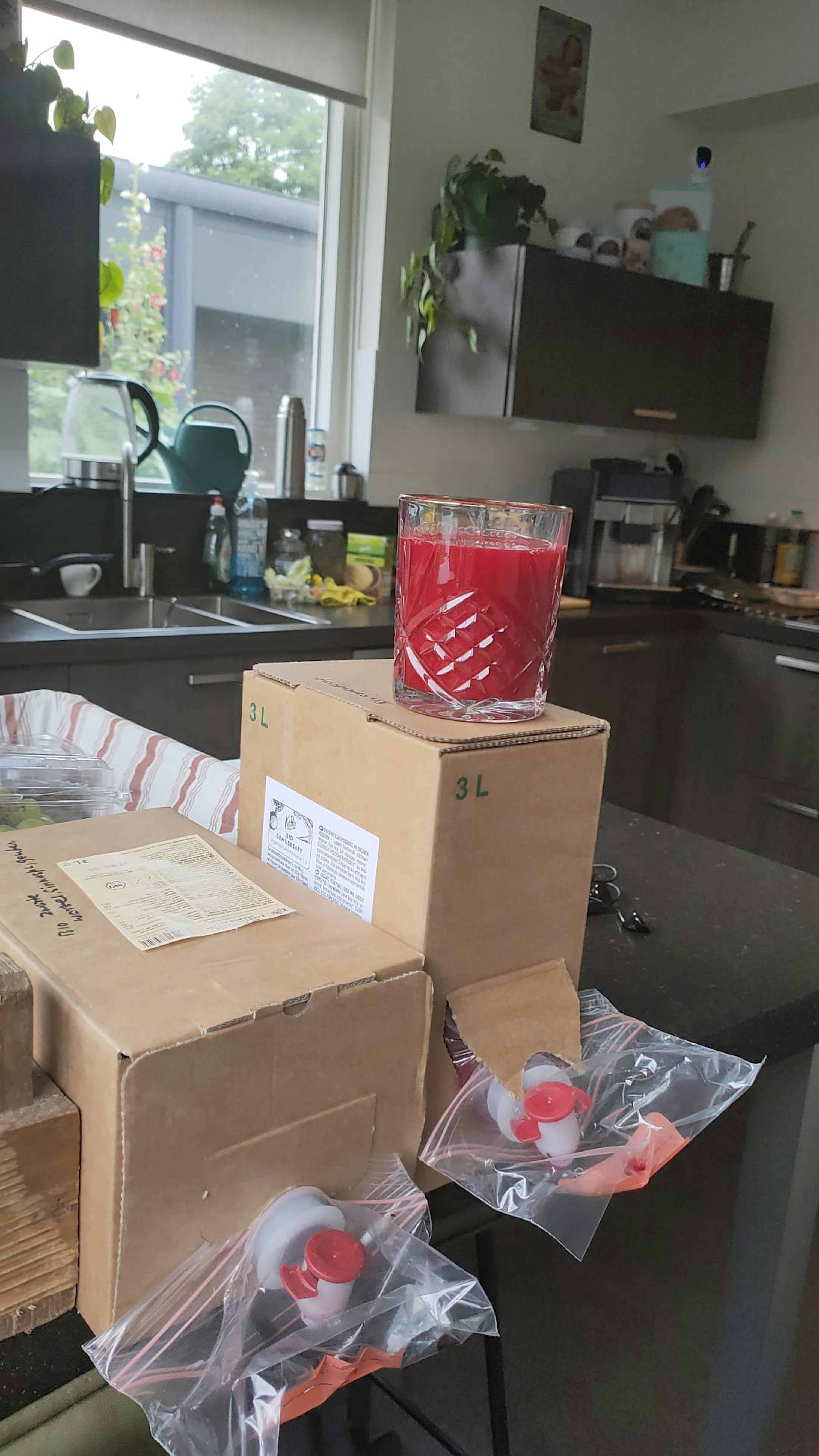 una scatola di cartone con la lettera l su di essa