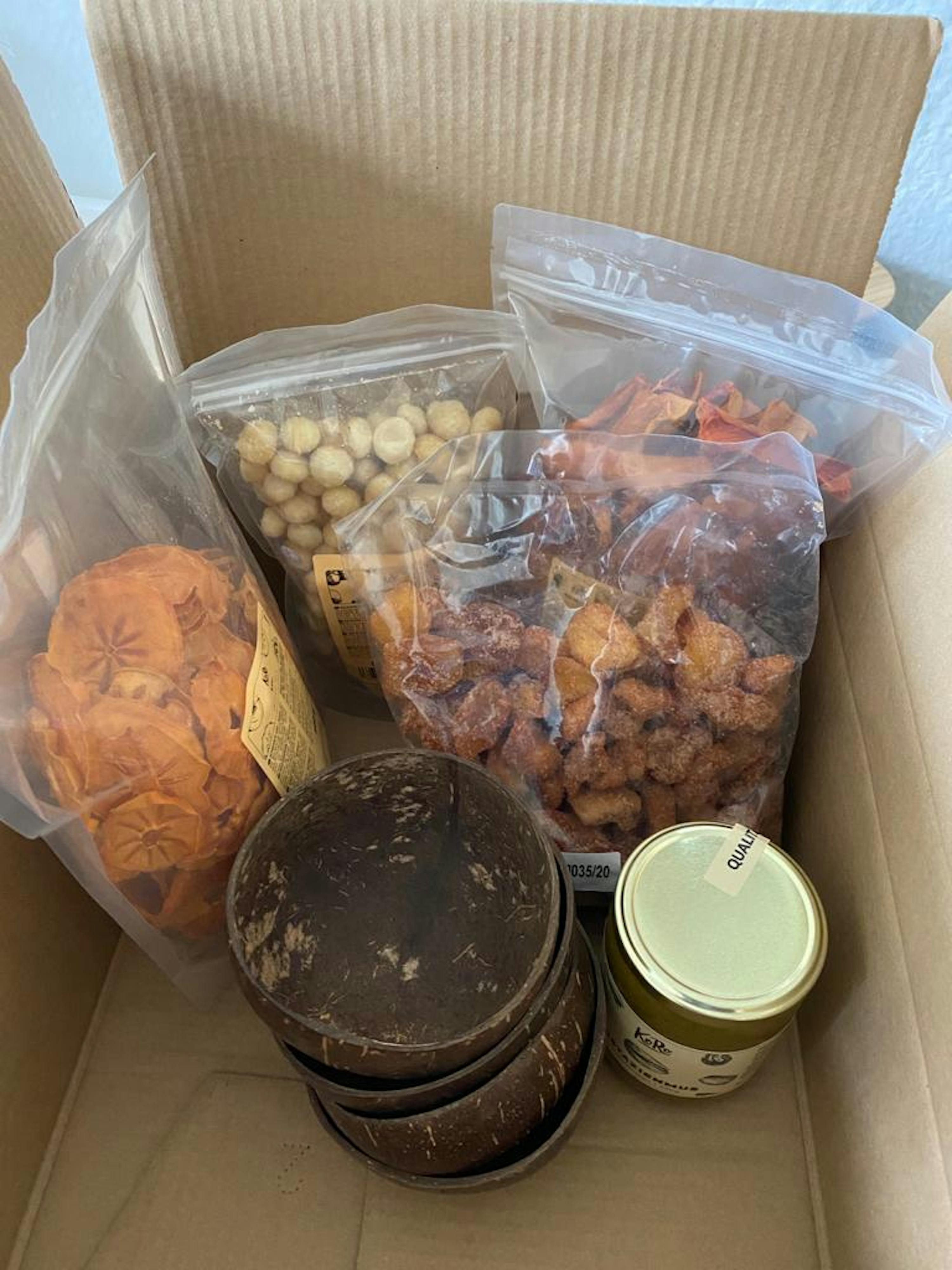 eine Schachtel mit verschiedenen Arten von Snacks steht neben einem Glas mit einem Aufkleber darauf