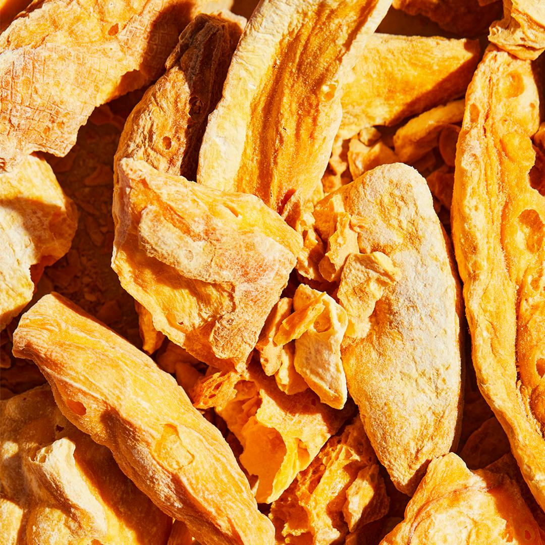 eine Nahaufnahme von einem Haufen getrockneter Früchte
