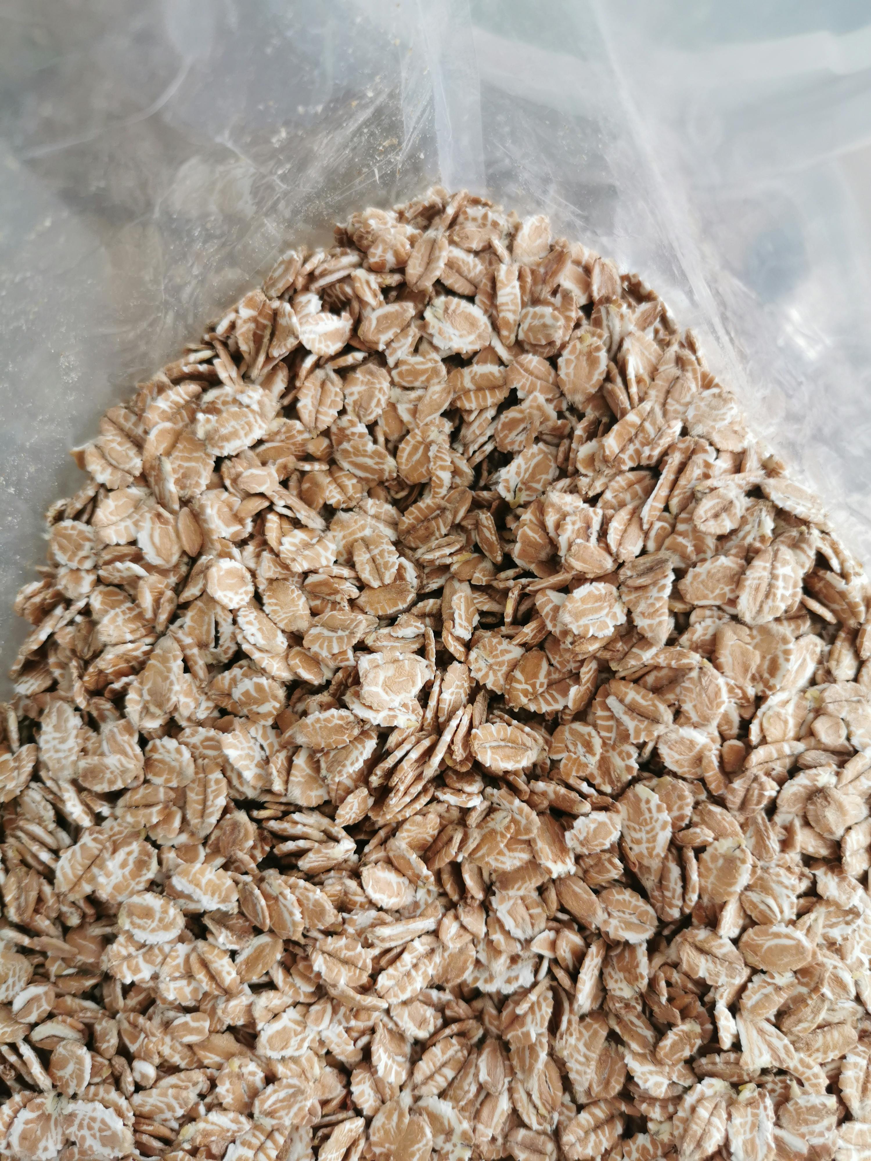 eine Nahaufnahme eines Haufens Haferflocken