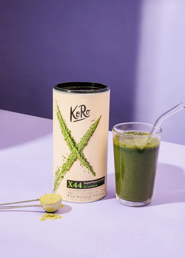 une bouteille de superfood x44 est assise à côté d' un verre de superfood