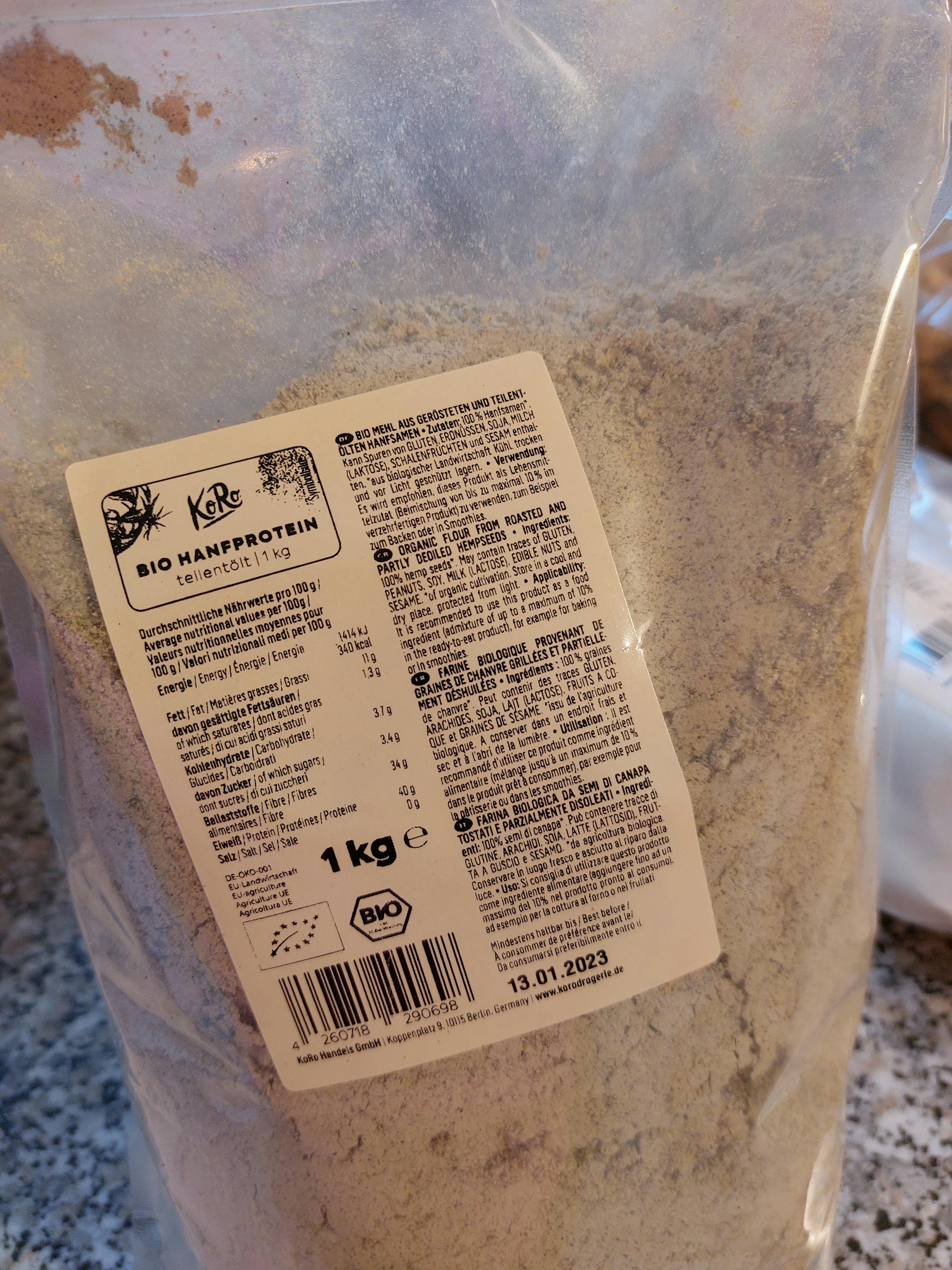 l' etichetta di un sacchetto di farina biologica è in lingua tedesca