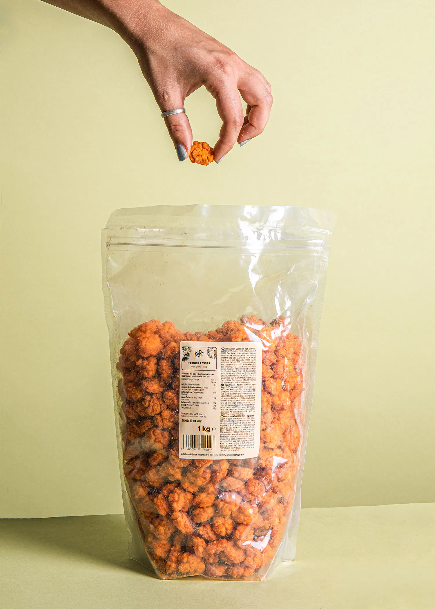 une personne tient un morceau de nourriture à côté d' un sac de nourriture