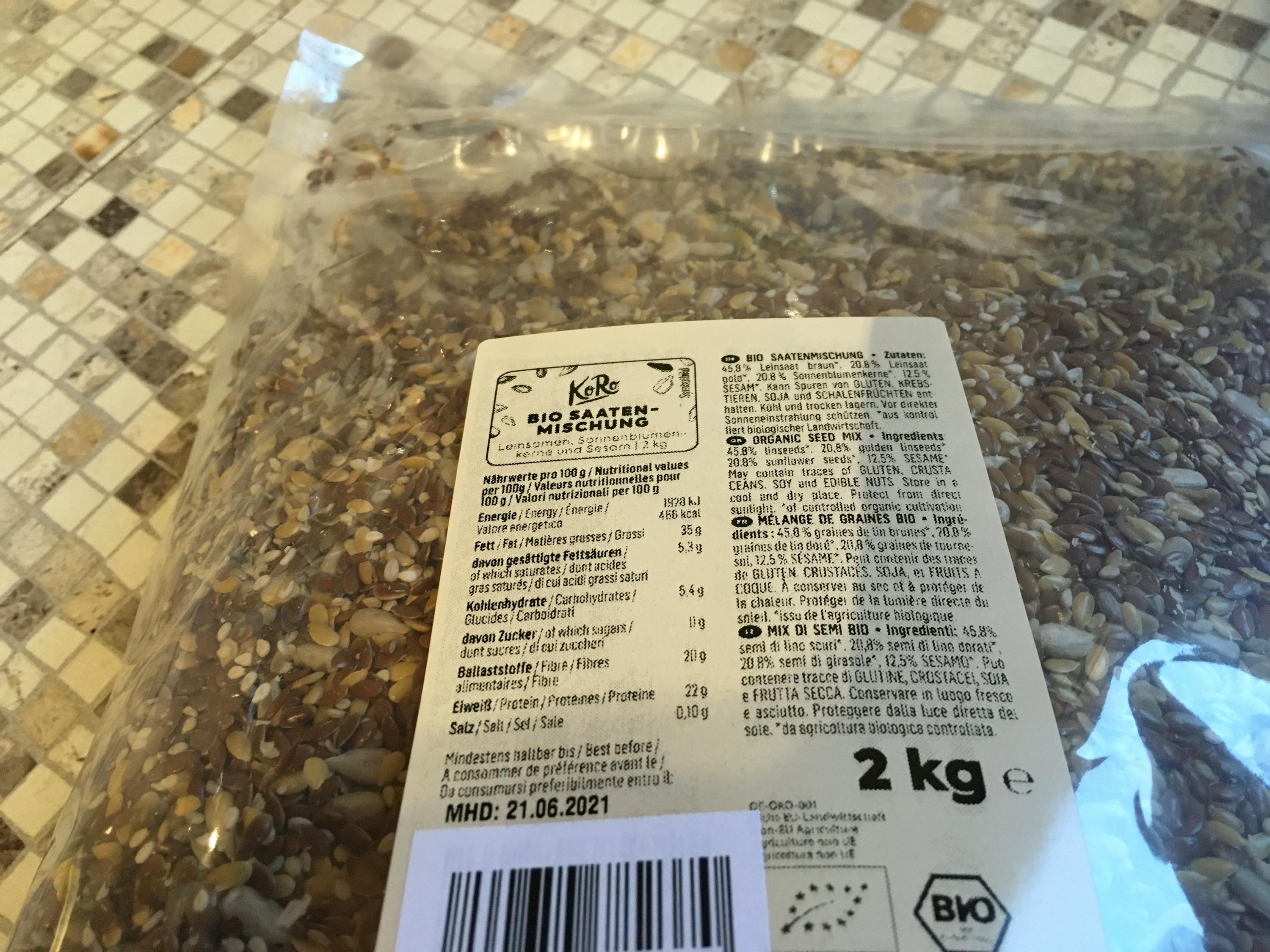 eine Packung mit einem Etikett auf der Rückseite und einem Gewicht von 2 kg