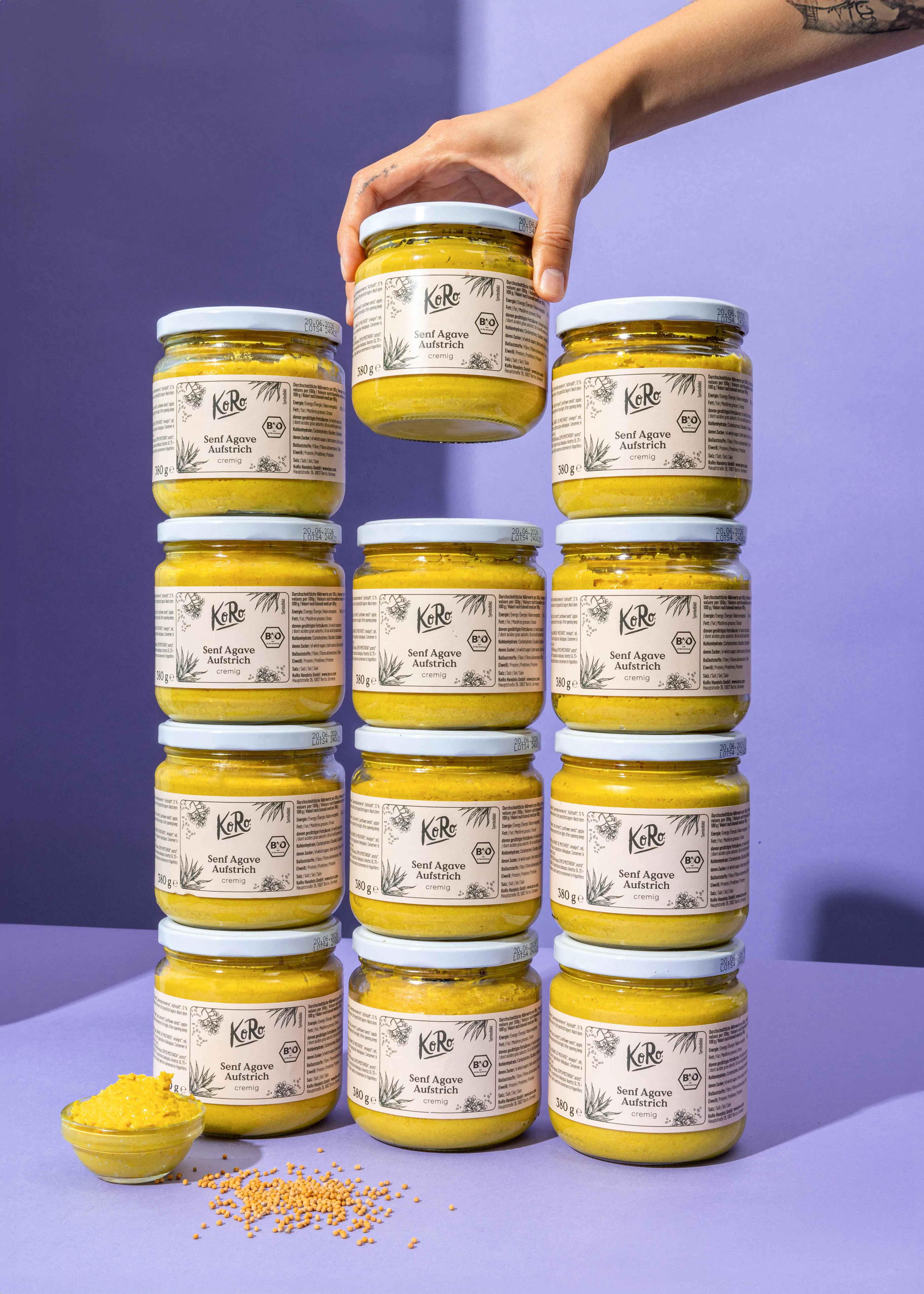 eine Reihe von Gläsern mit einem Etikett mit der Aufschrift " krbe "