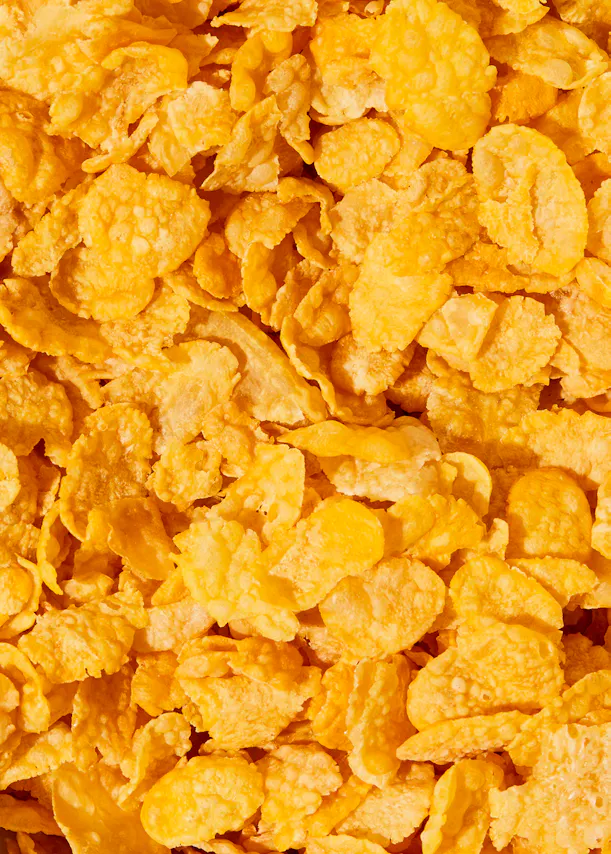un gros plan d' un tas de flocons de maïs jaunes