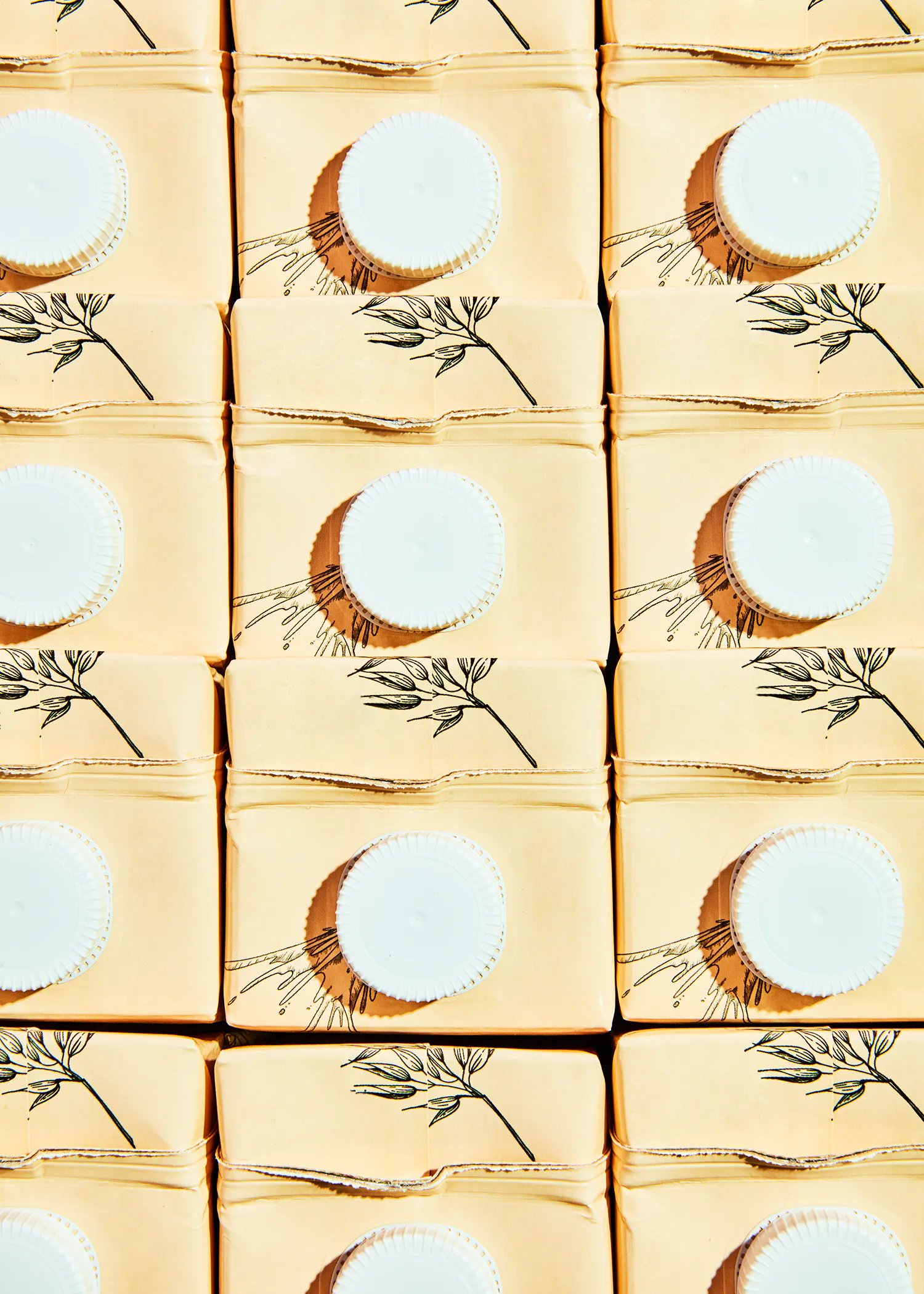 un tas de boîtes de lait empilées les unes sur les autres avec des couvercles blancs