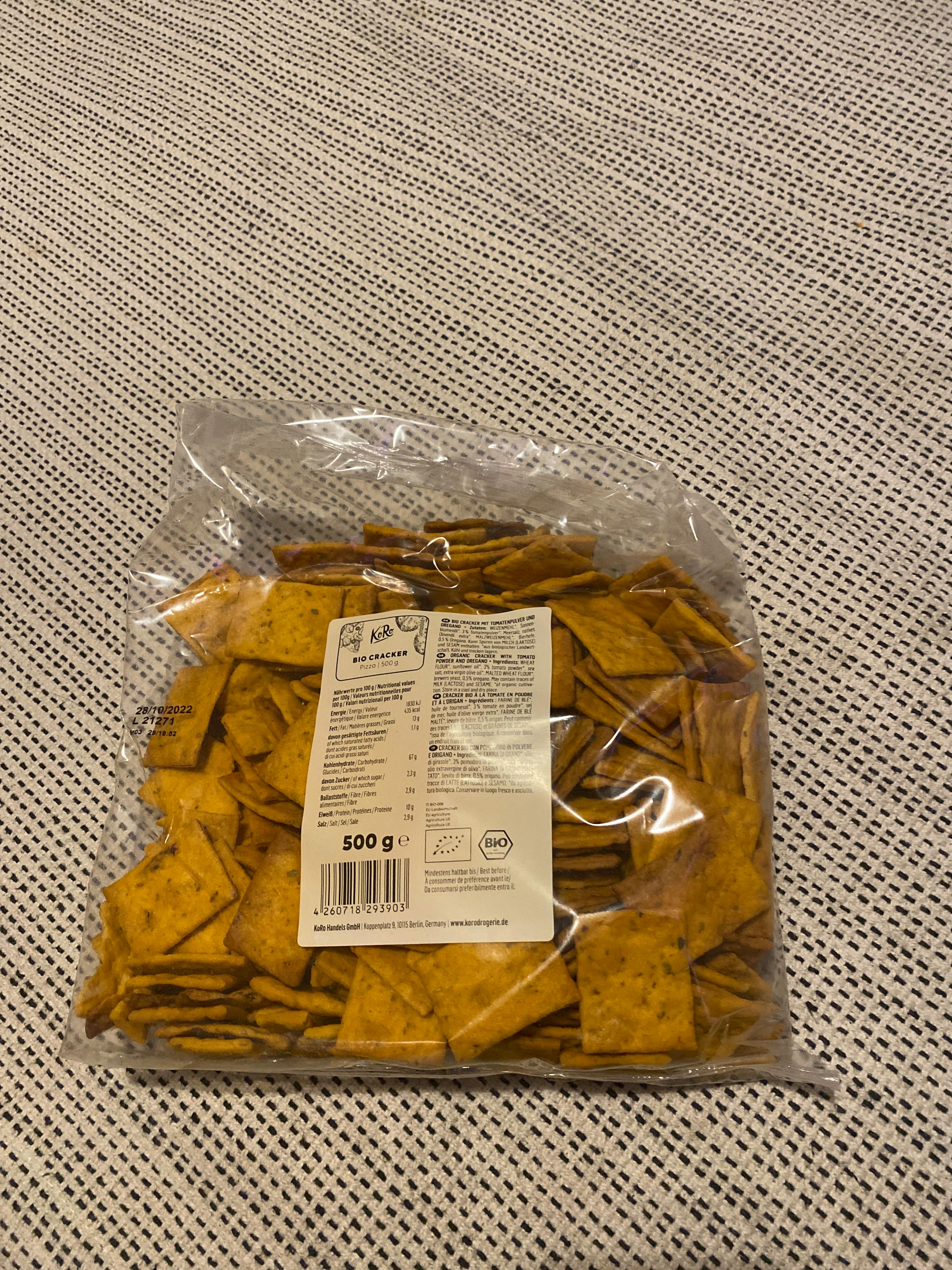 un sacchetto di crackers è seduto su un tavolo