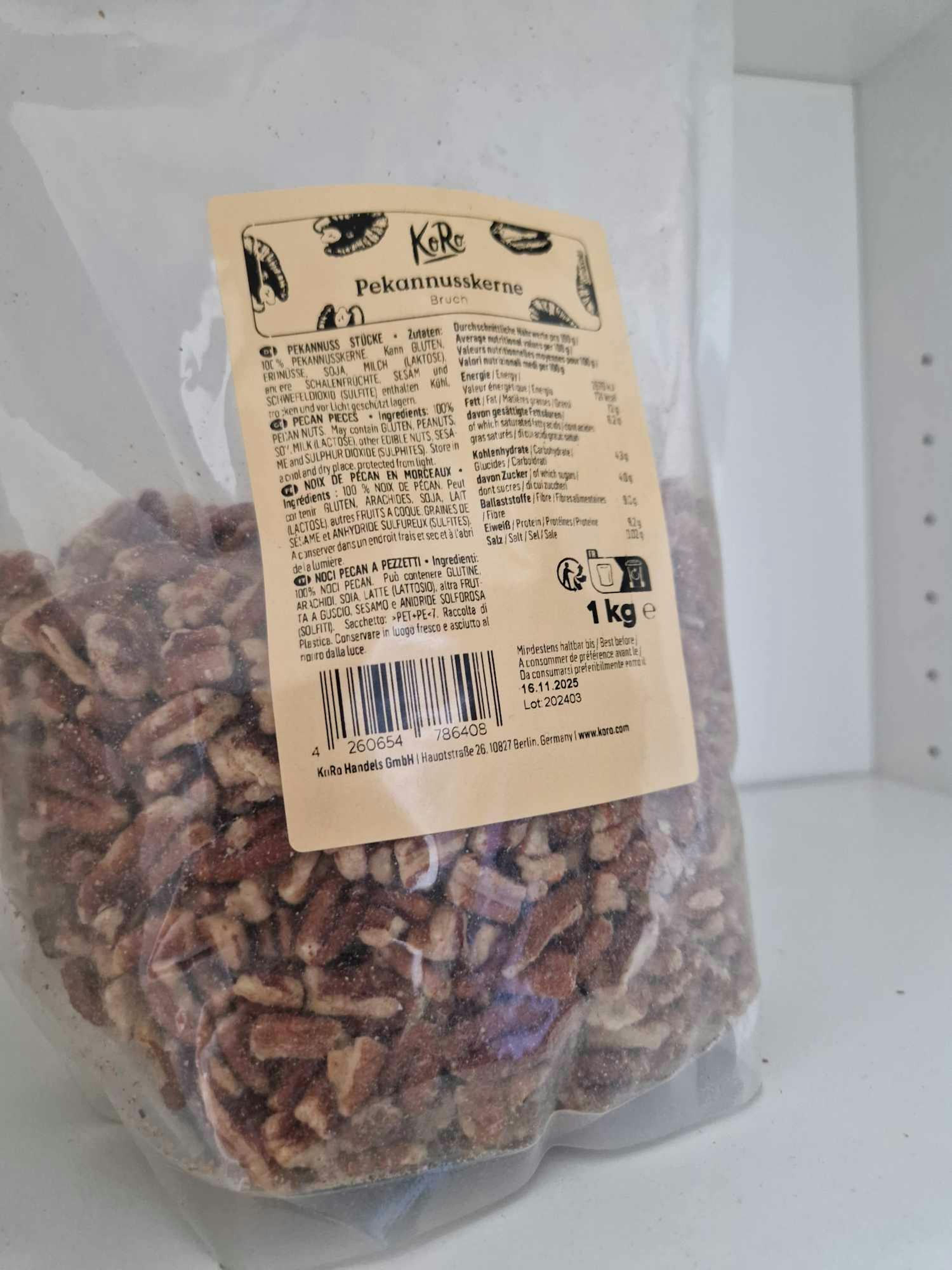 eine Tüte Pekannusskerne steht auf einem Regal