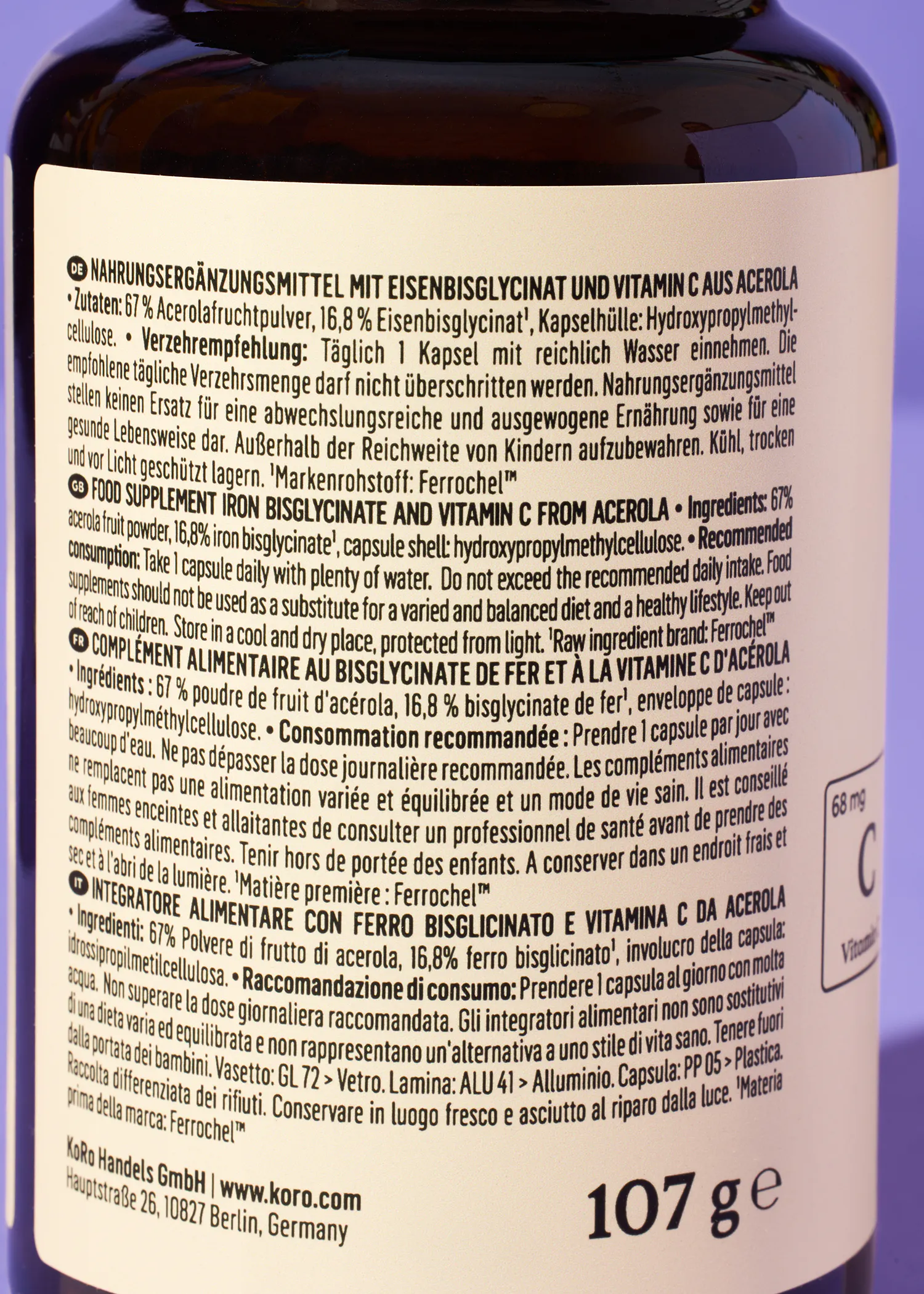 die Rückseite einer Flasche mit 107 g steht auf einem lila Hintergrund