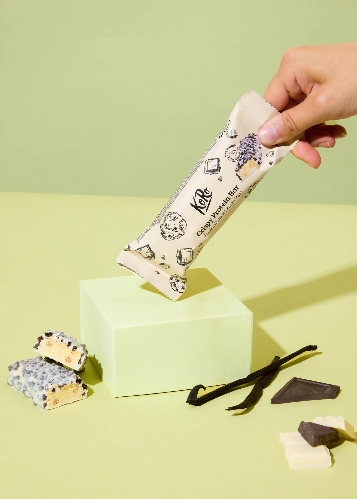 eine Person hält eine crispy proteinbar in der Hand