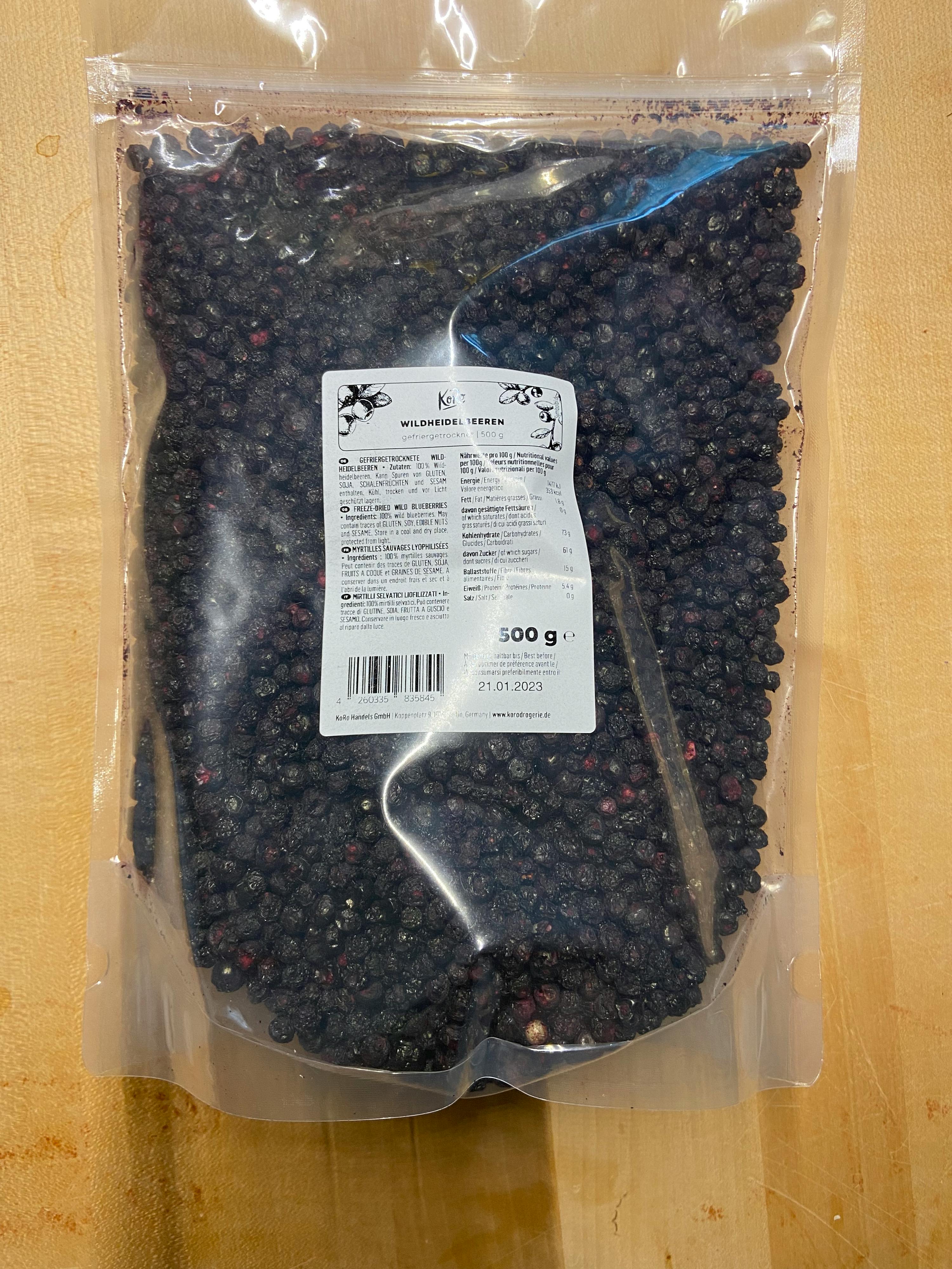 un sac en plastique rempli de baies assis sur une table