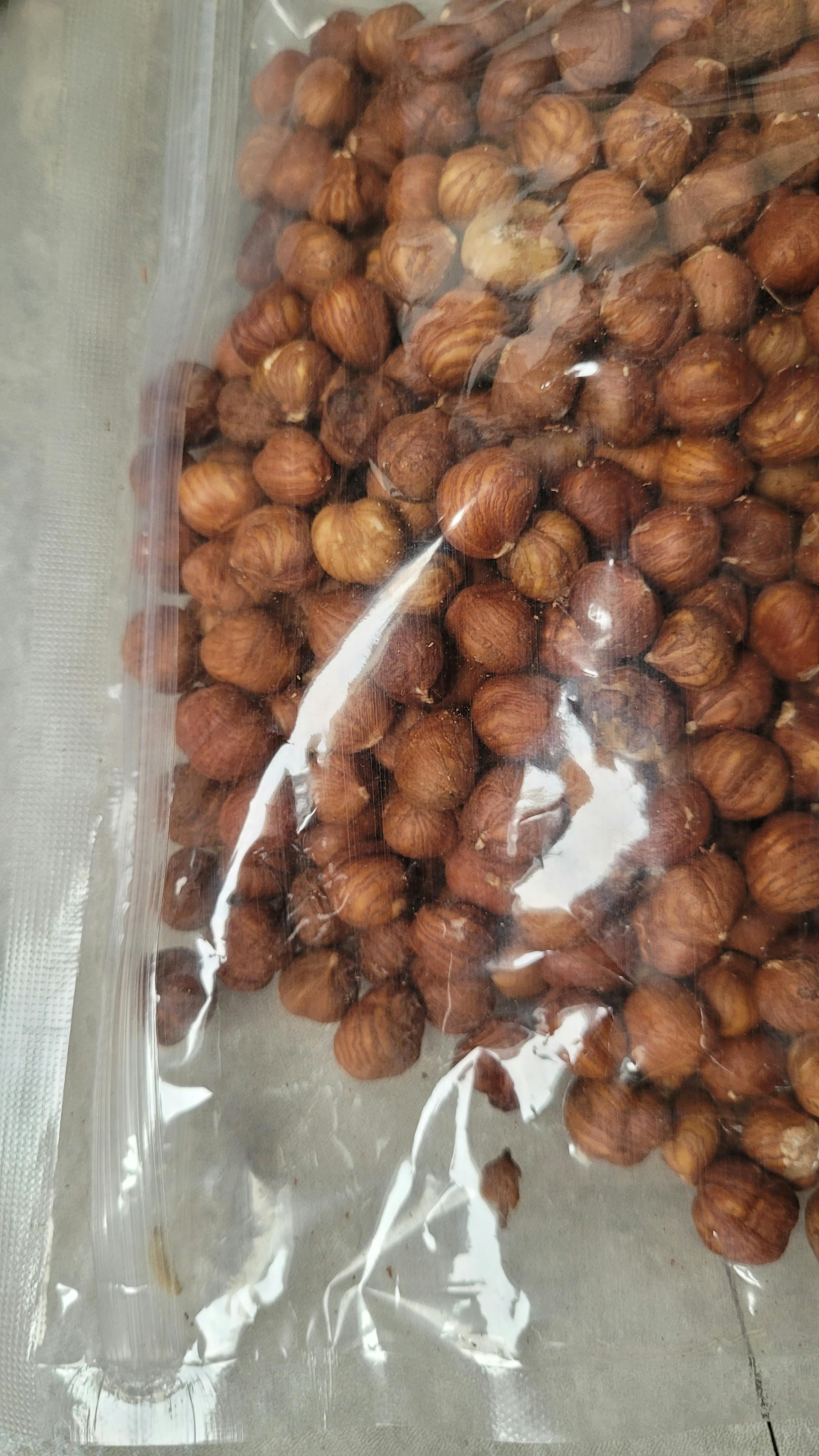 un sacchetto di nocciole è seduto su un tavolo