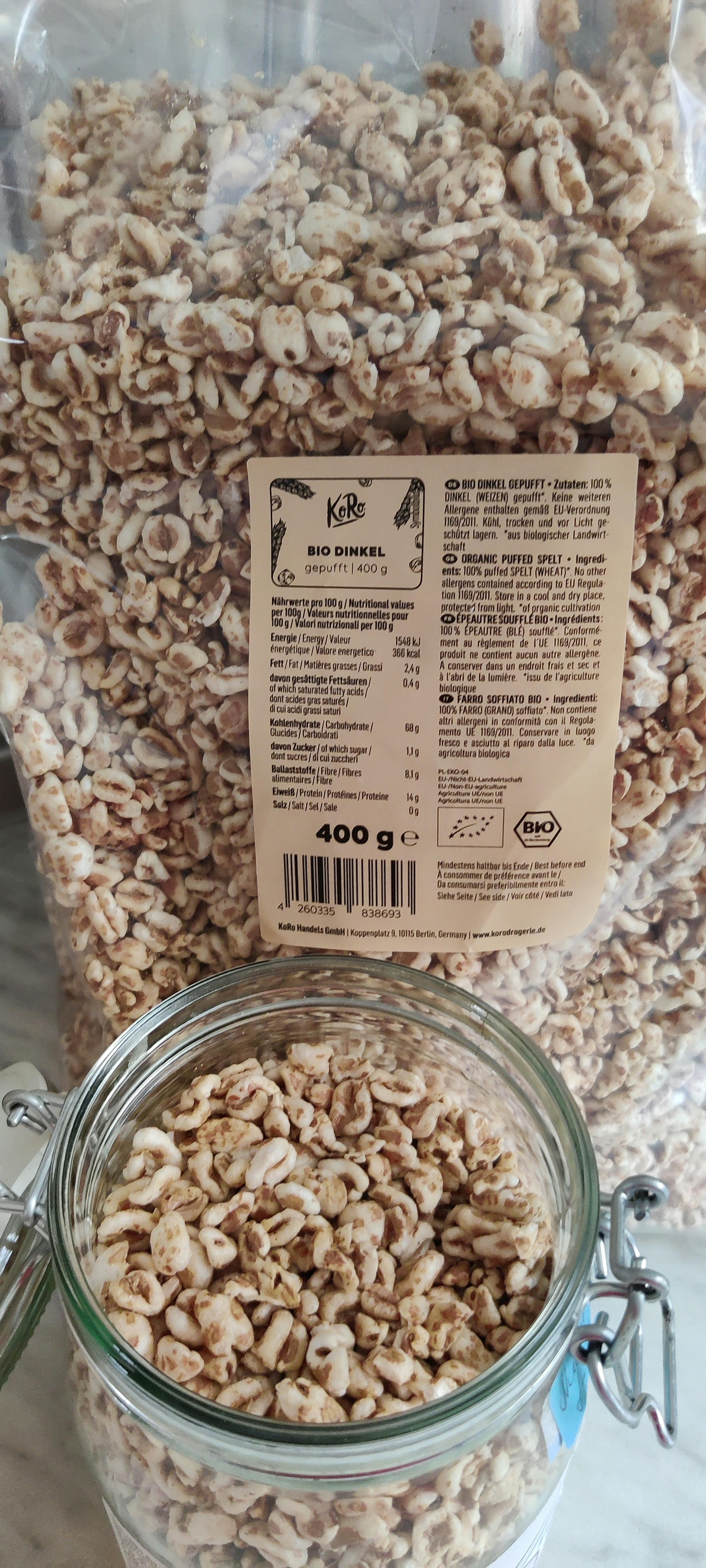 ein Glas mit bio-Dinkel steht neben einem Plastikbeutel