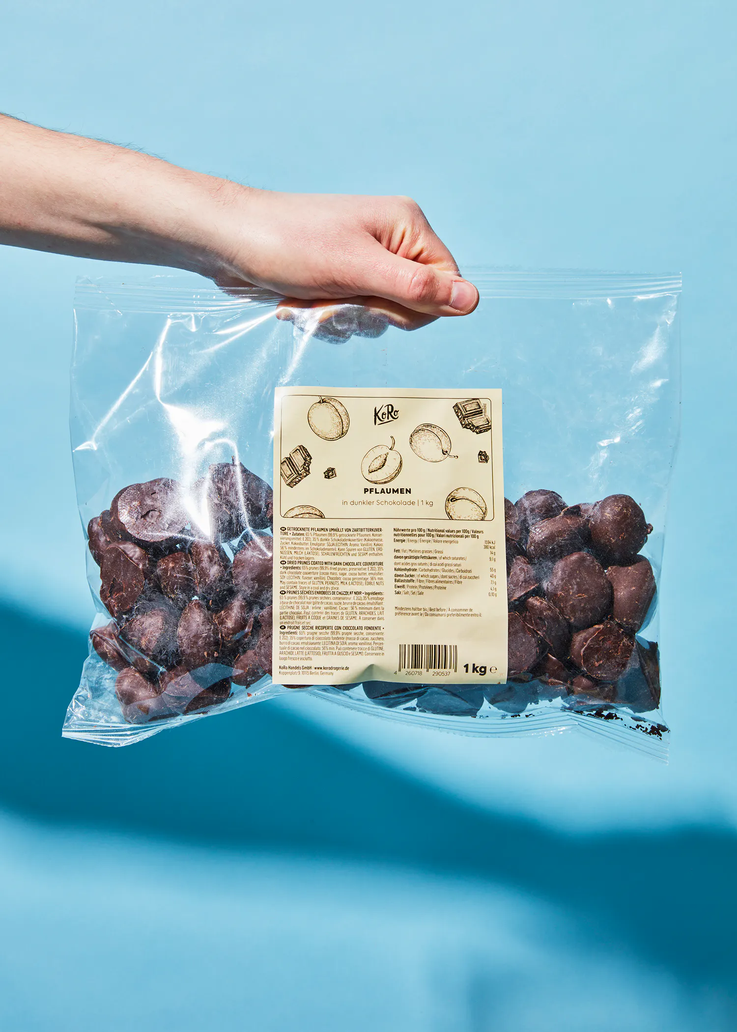 eine Person hält einen Plastikbeutel mit Schokoladenstückchen darin