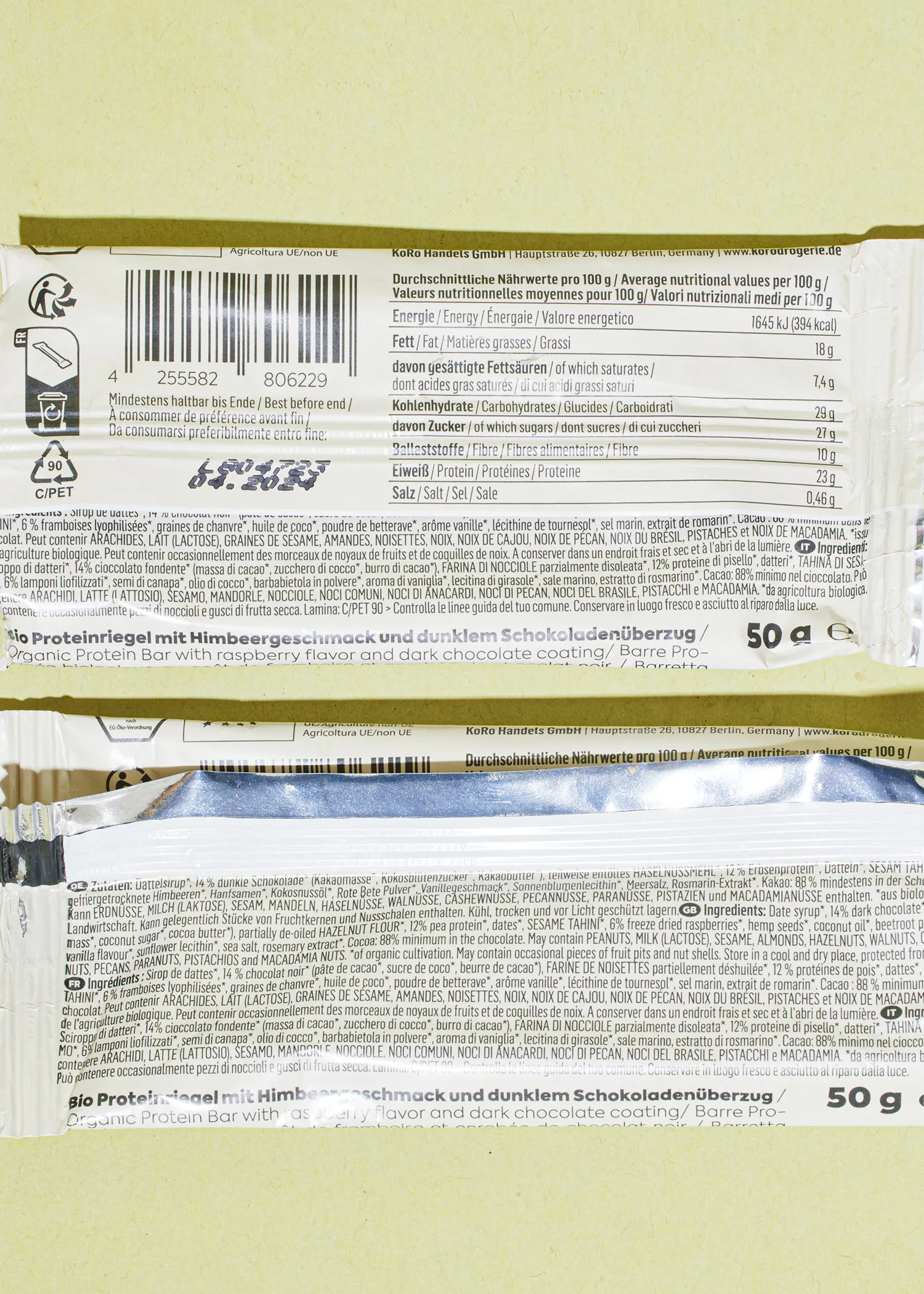 una barra de proteínas con frambuesa y chocolate oscuro