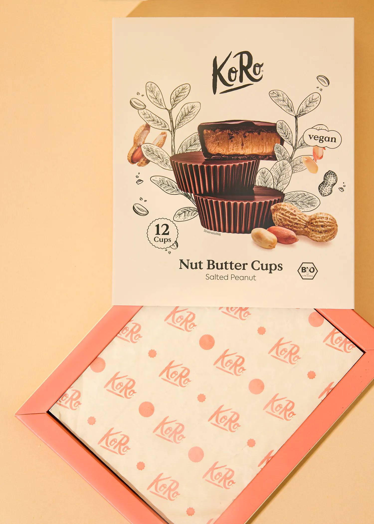 une boîte de tasses au beurre de cacahuètes avec une illustration de cacahuètes