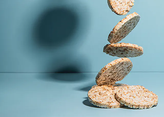 eine Reihe von Reiskörnern , die in die Luft fallen