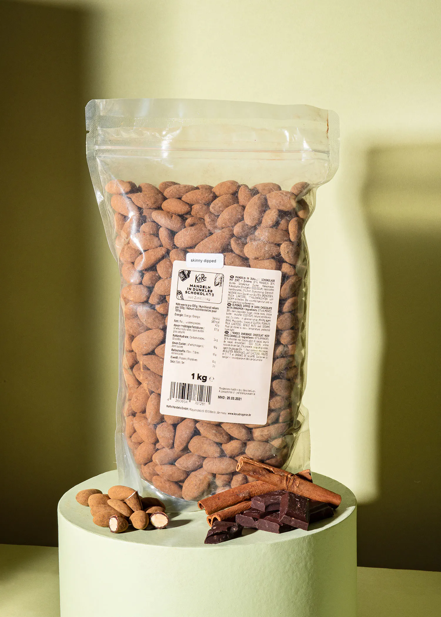 ein Plastikbeutel mit Mandeln und Schokoladenstücken