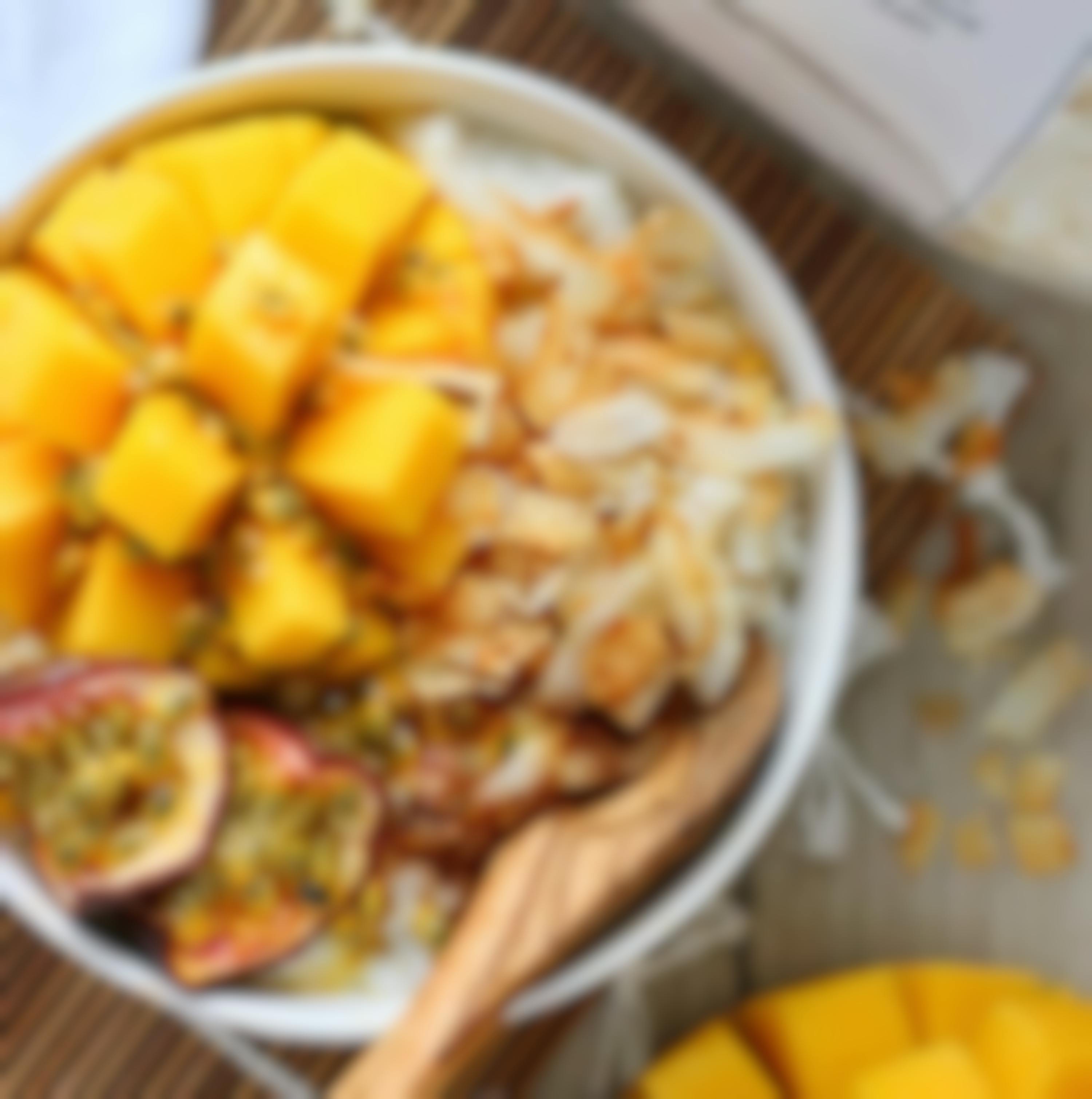 Kokosmilchreis mit Mango und gerösteten Kokoschips