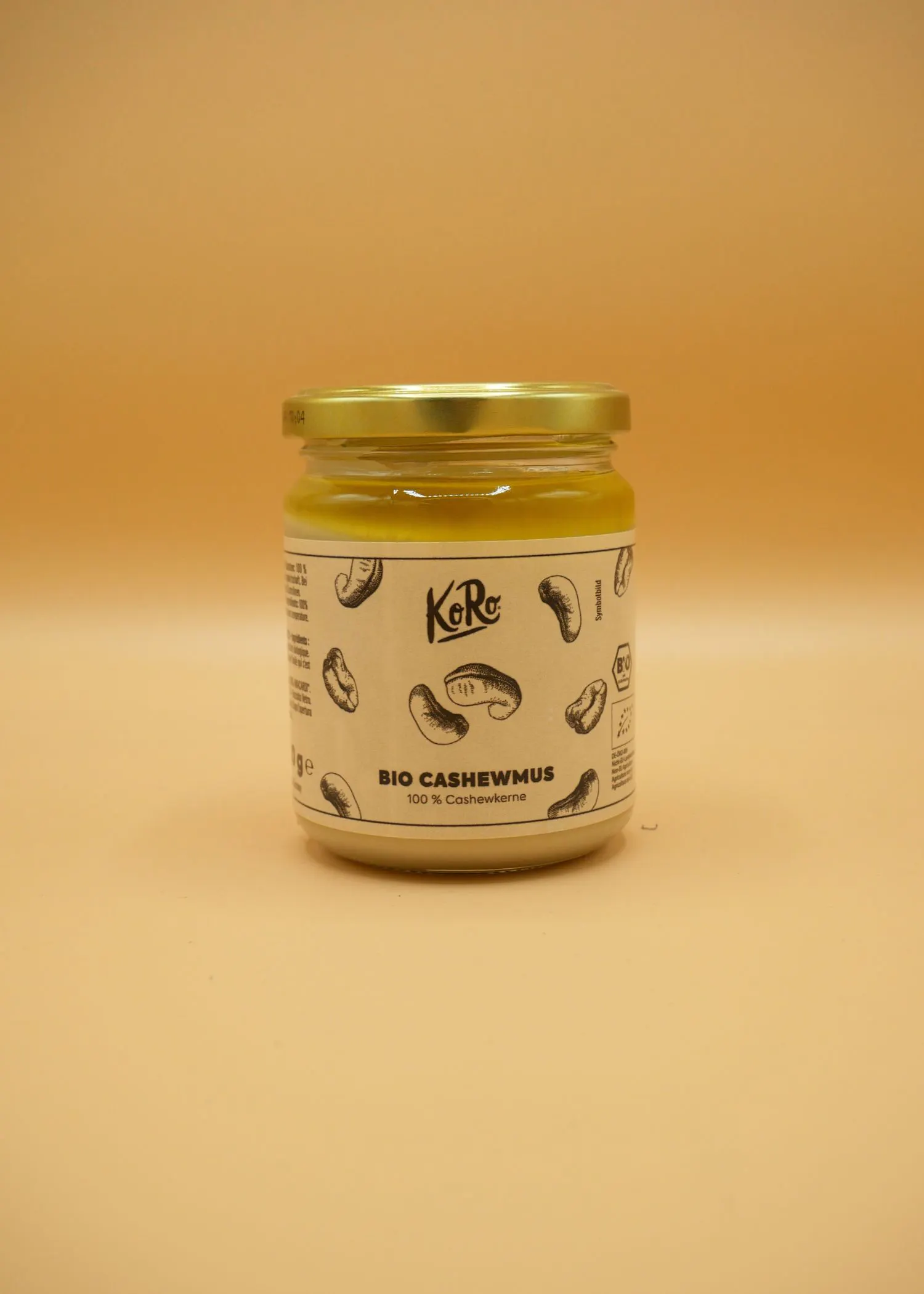 un bocal d' huile de cajou biologique avec une étiquette blanche