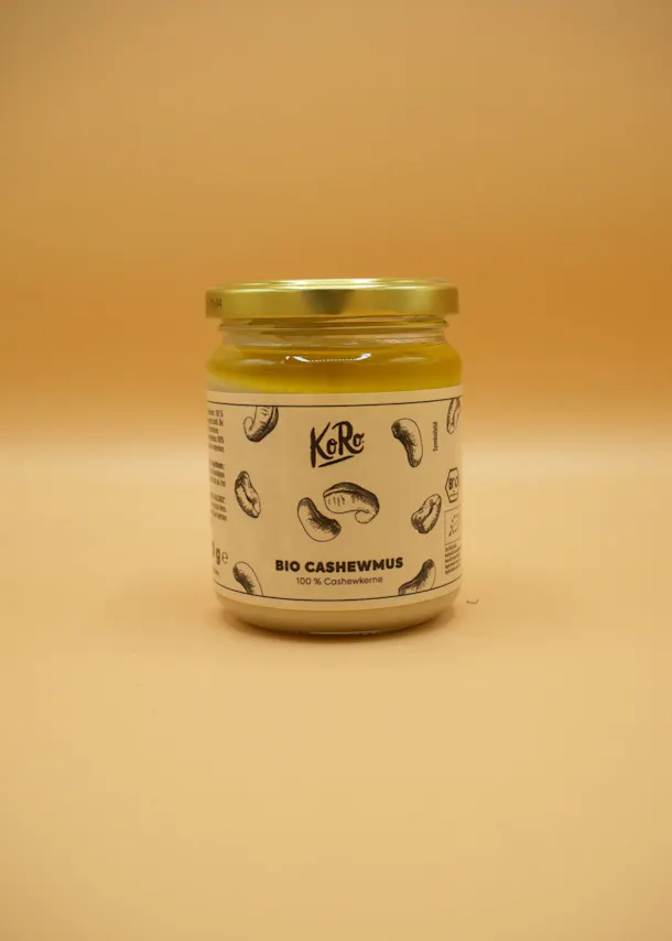 un bocal d' huile de cajou biologique avec une étiquette blanche