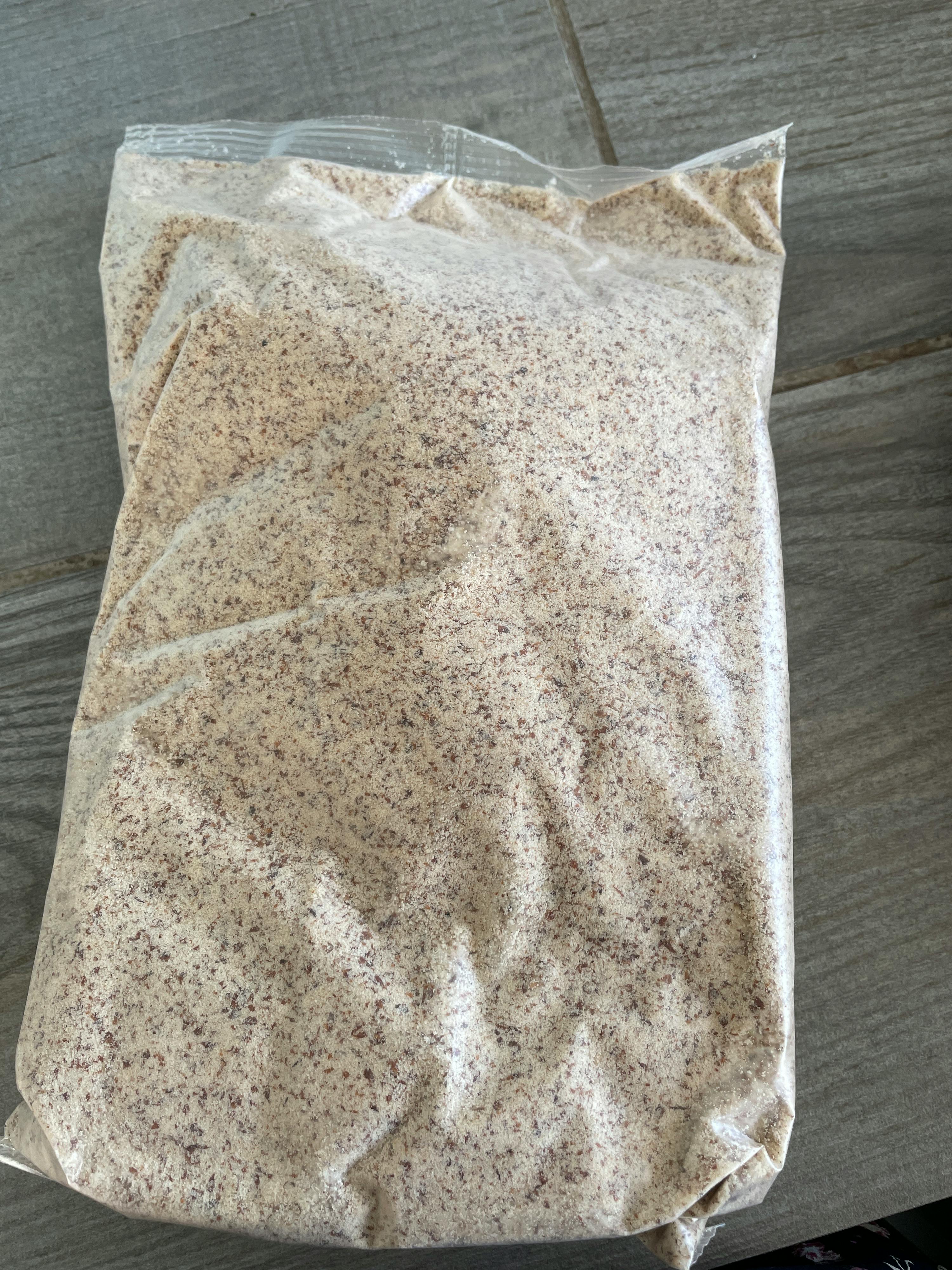 un sacchetto di farina si trova su un tavolo di legno