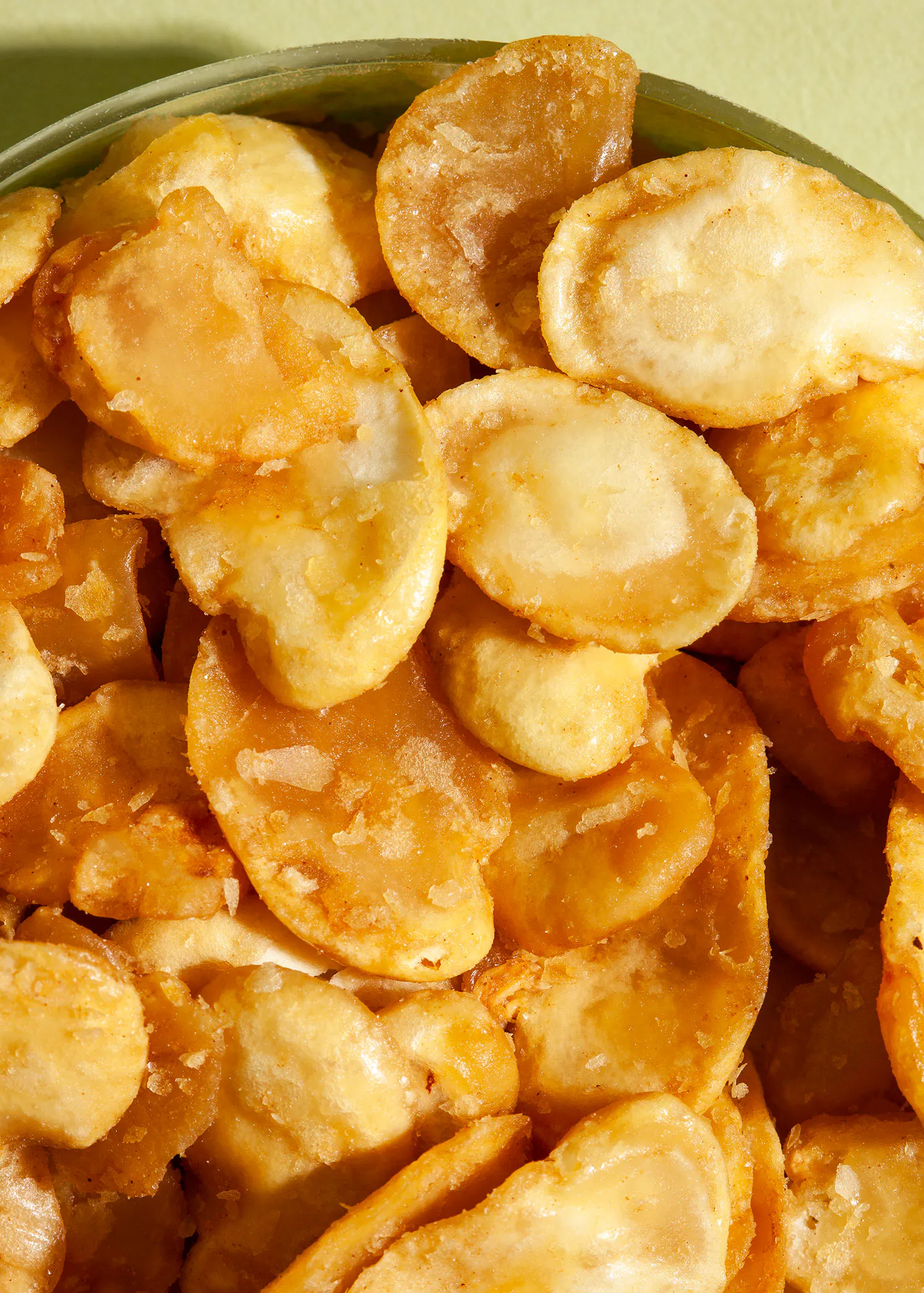 un gros plan d' une assiette de frites