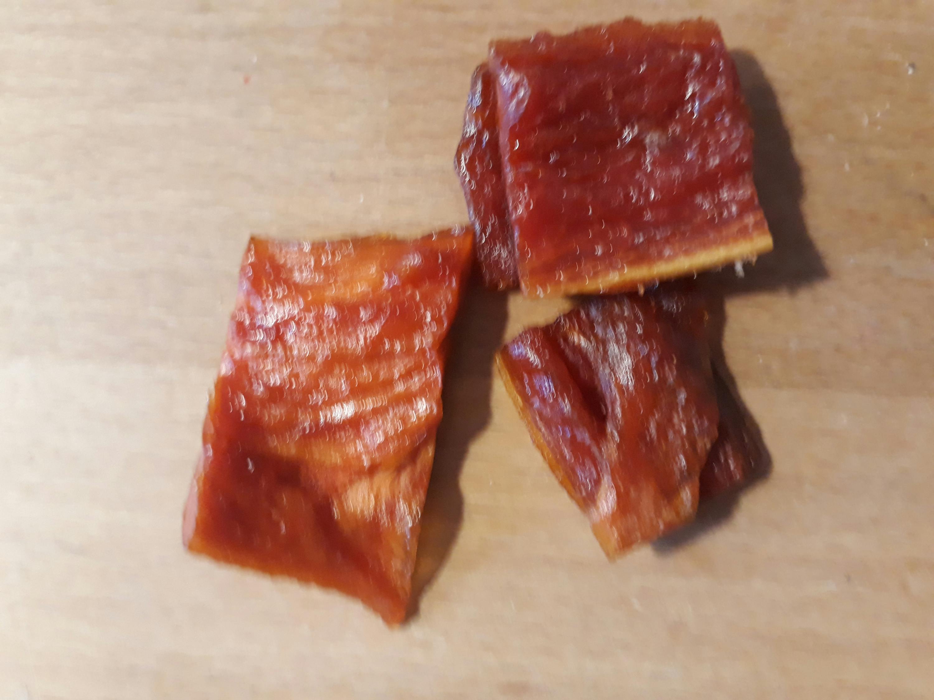 ein Stück Fleisch liegt auf einem Schneidebrett