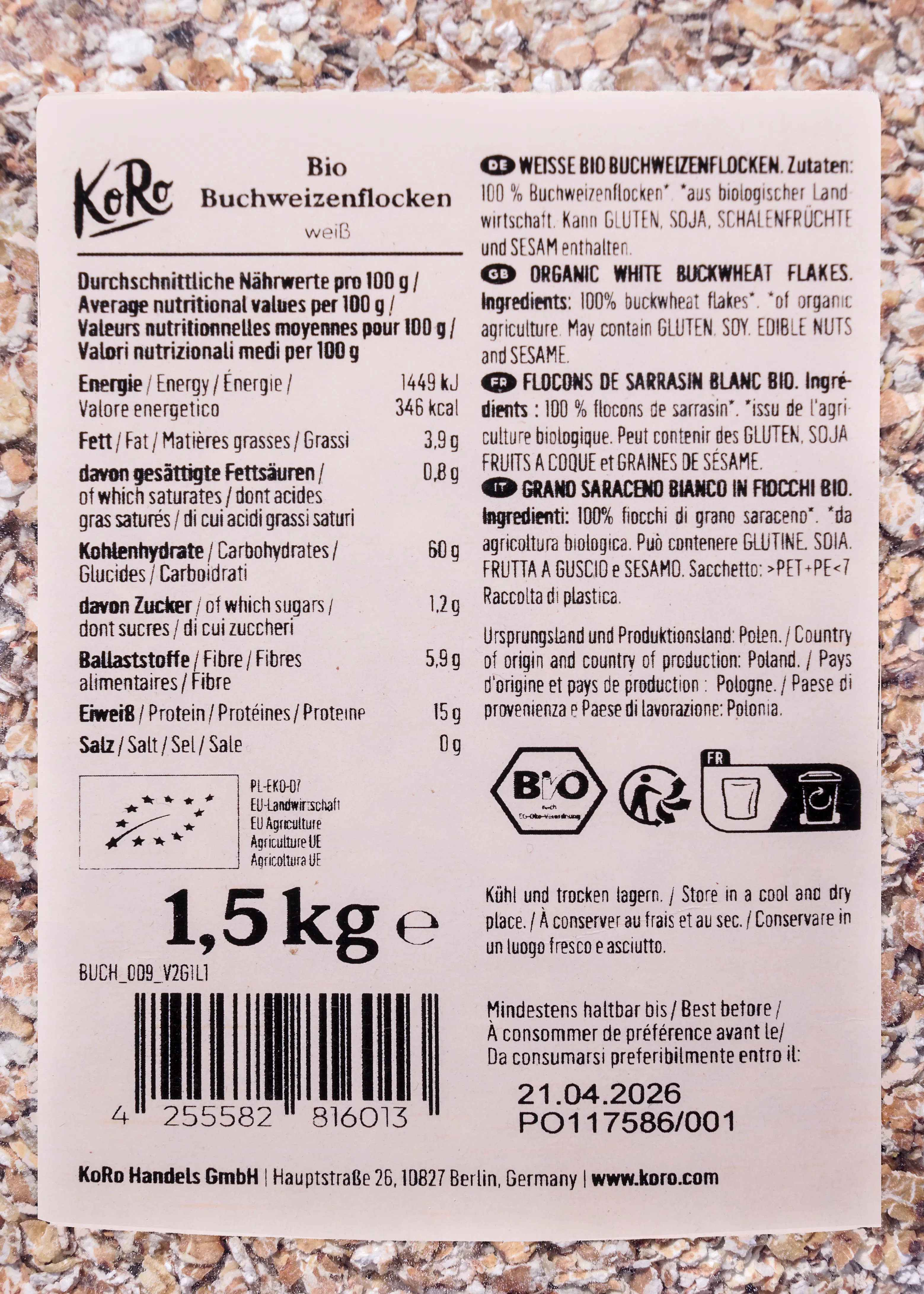 etiqueta de un paquete de hojuelas de trigo sarraceno orgánico koro de 1,5 kg, mostrando información nutricional, ingredientes en varios idiomas, certificaciones orgánicas y fecha de caducidad.
