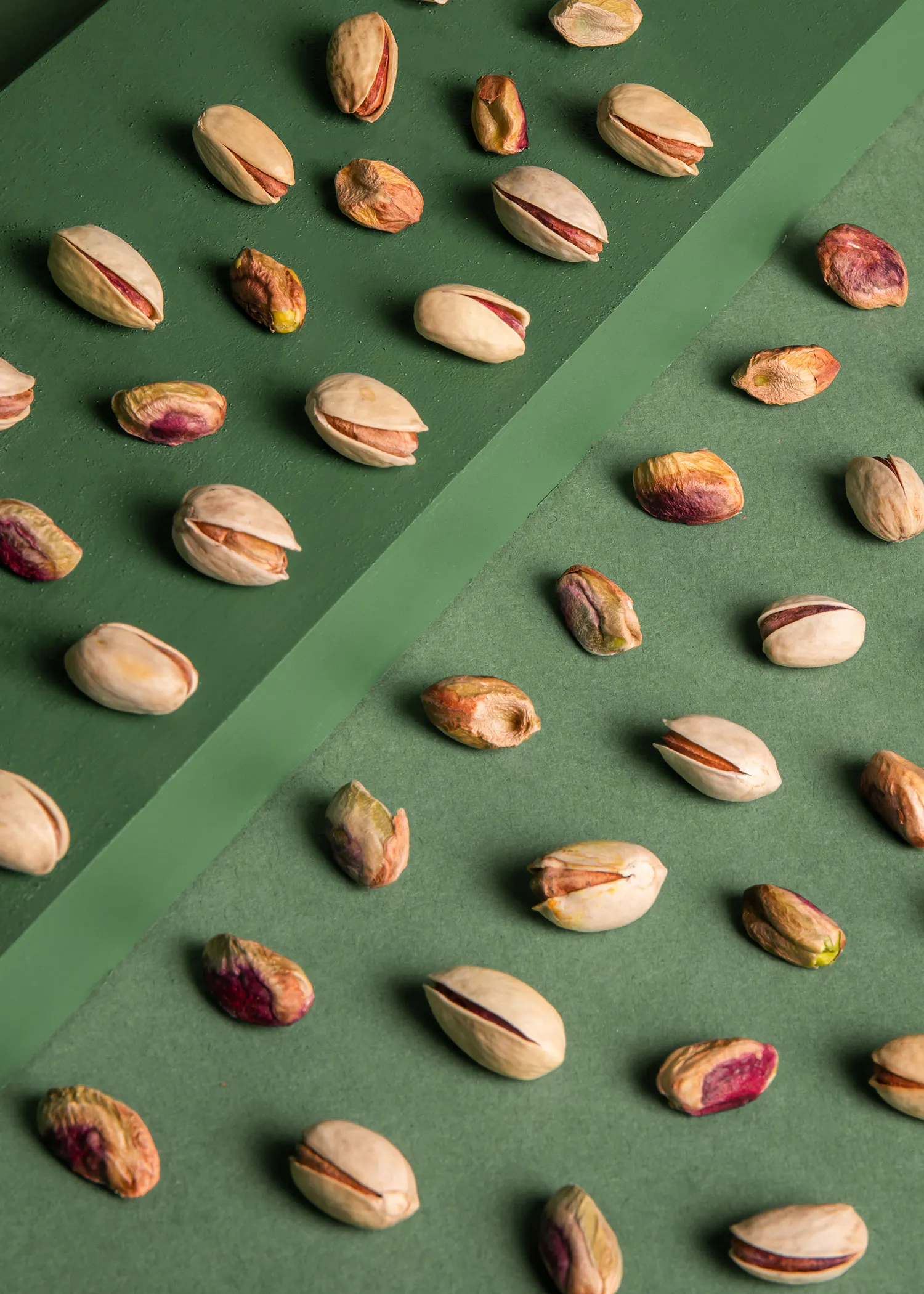verschiedene Arten von Pistazien auf einem grünen Hintergrund