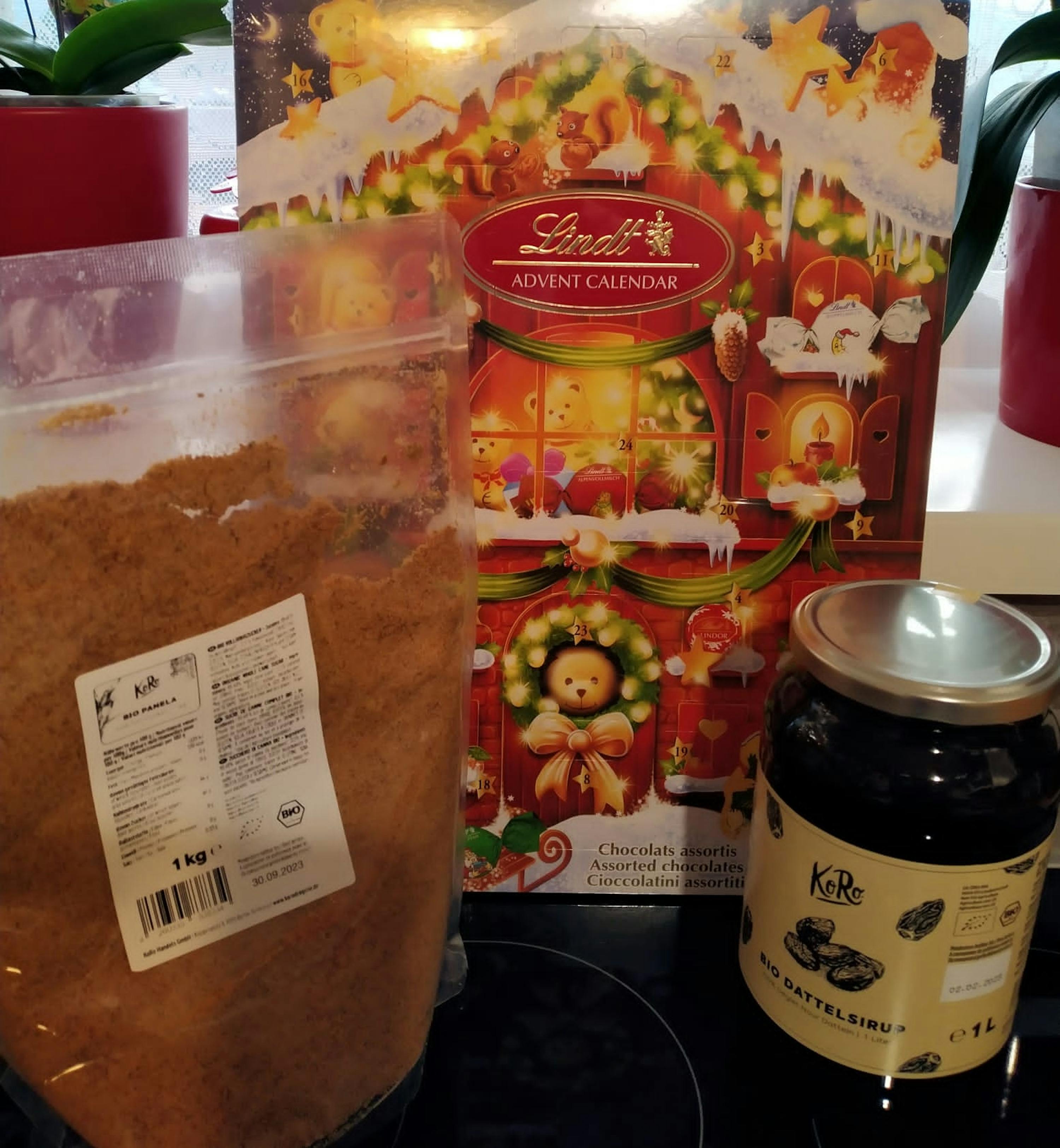 un calendario dell'avvento lindt è accanto a un barattolo di marmellata