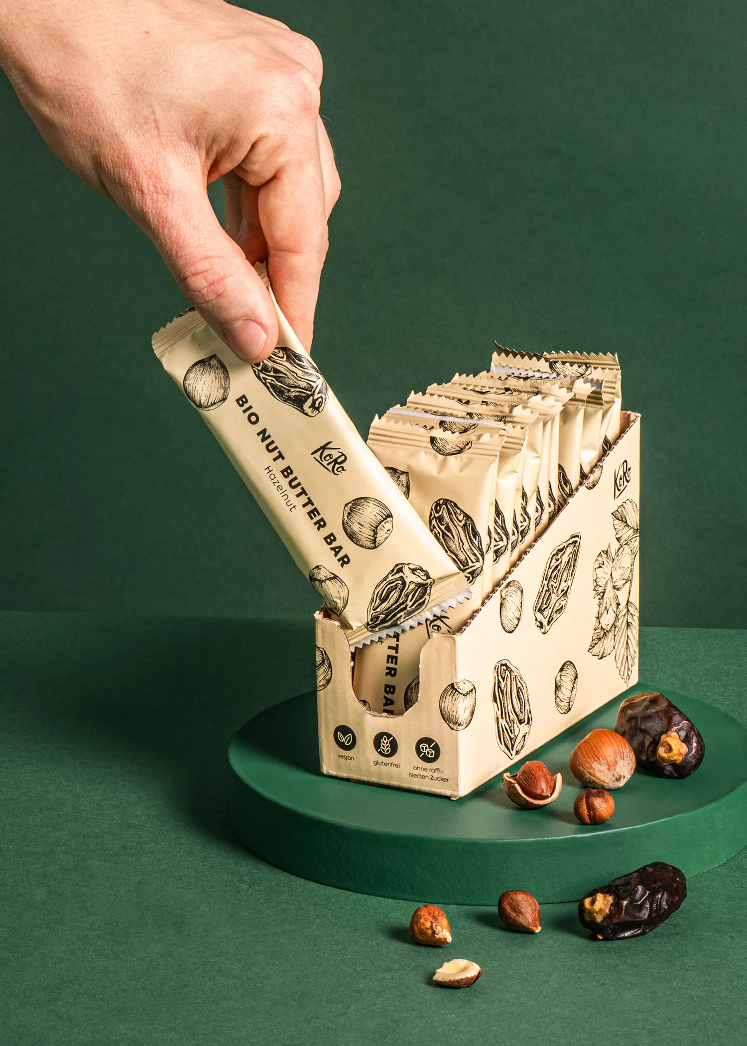 une personne prend une barre de beurre de noix bio de la boîte