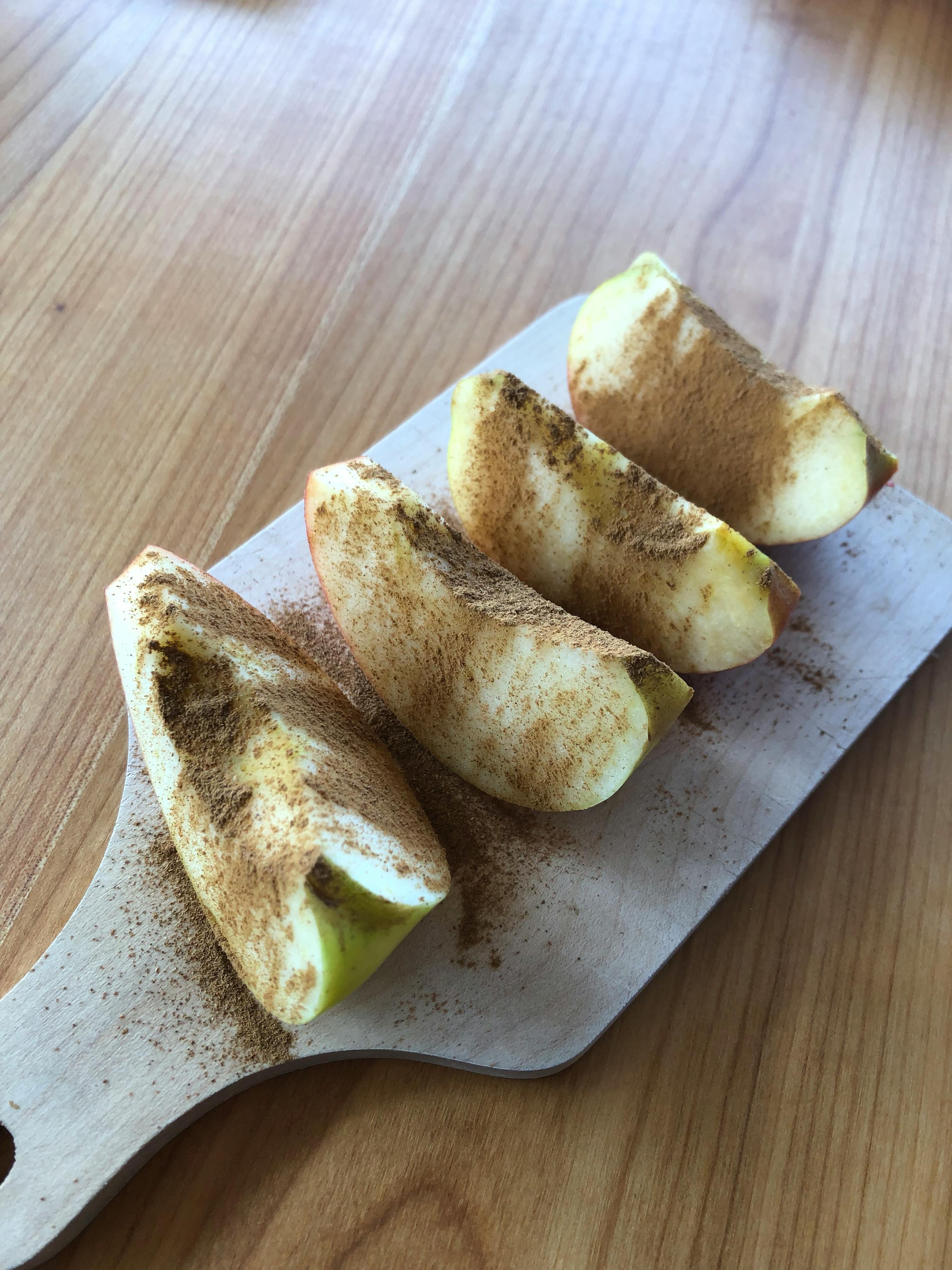 quatre tranches de pomme sur une planche à découper