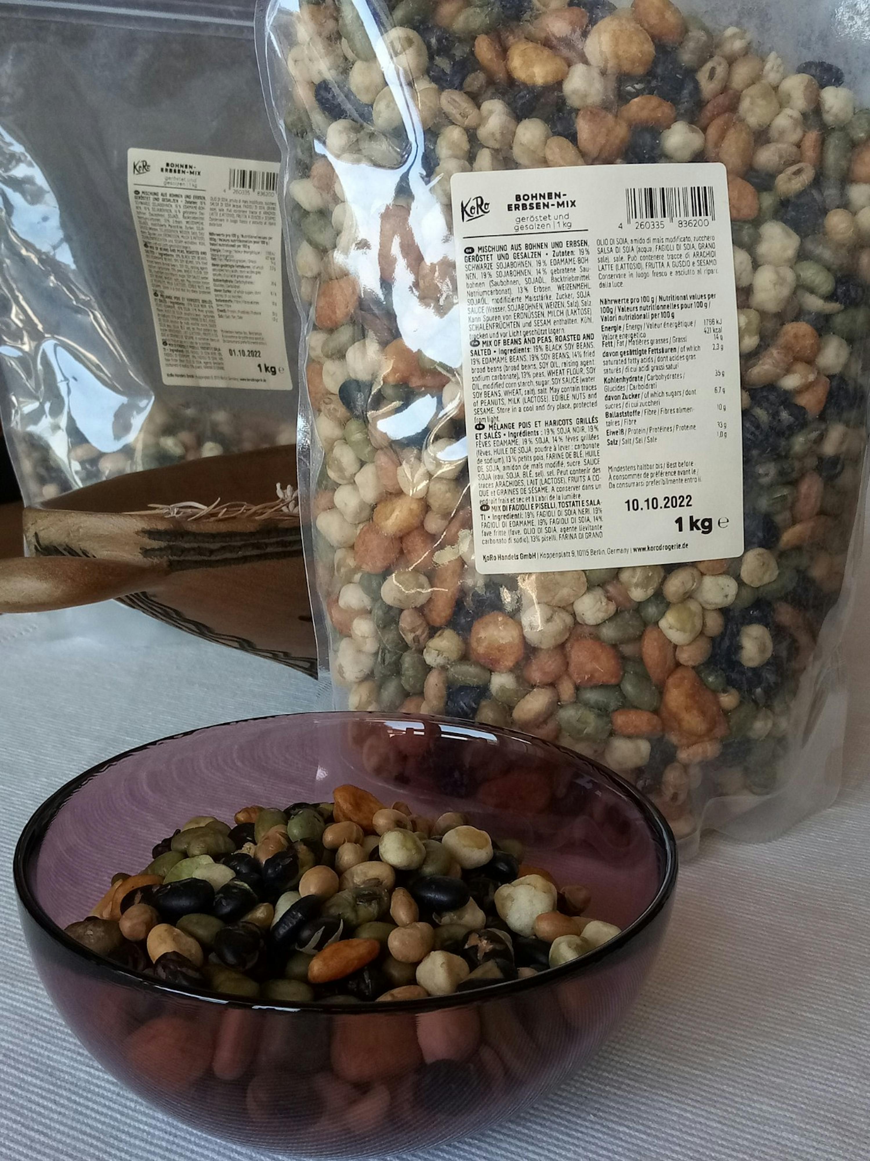 eine Schüssel mit Nüssen neben einer Packung mit Nüssen