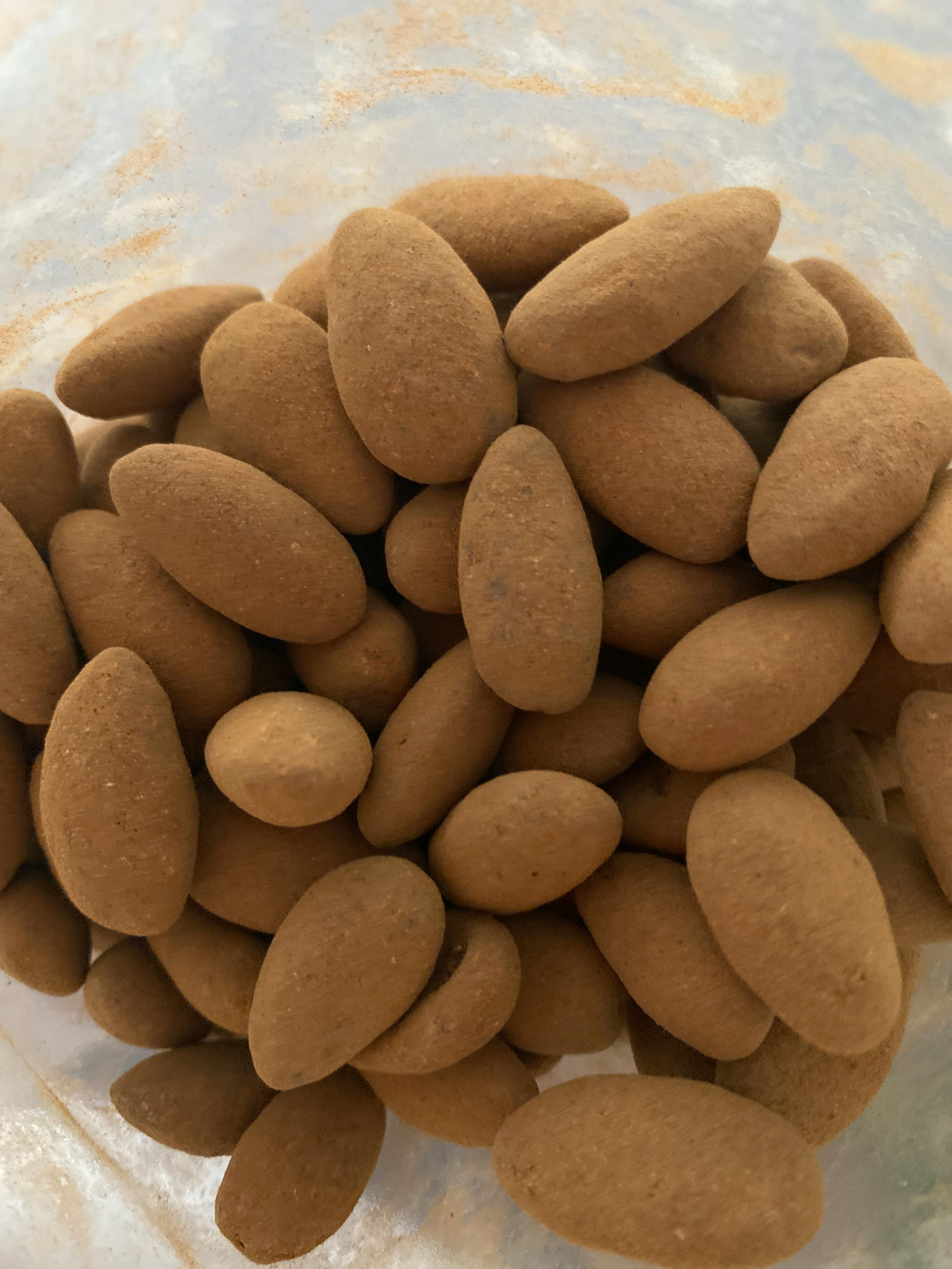 eine Nahaufnahme eines Haufens Erdnüsse