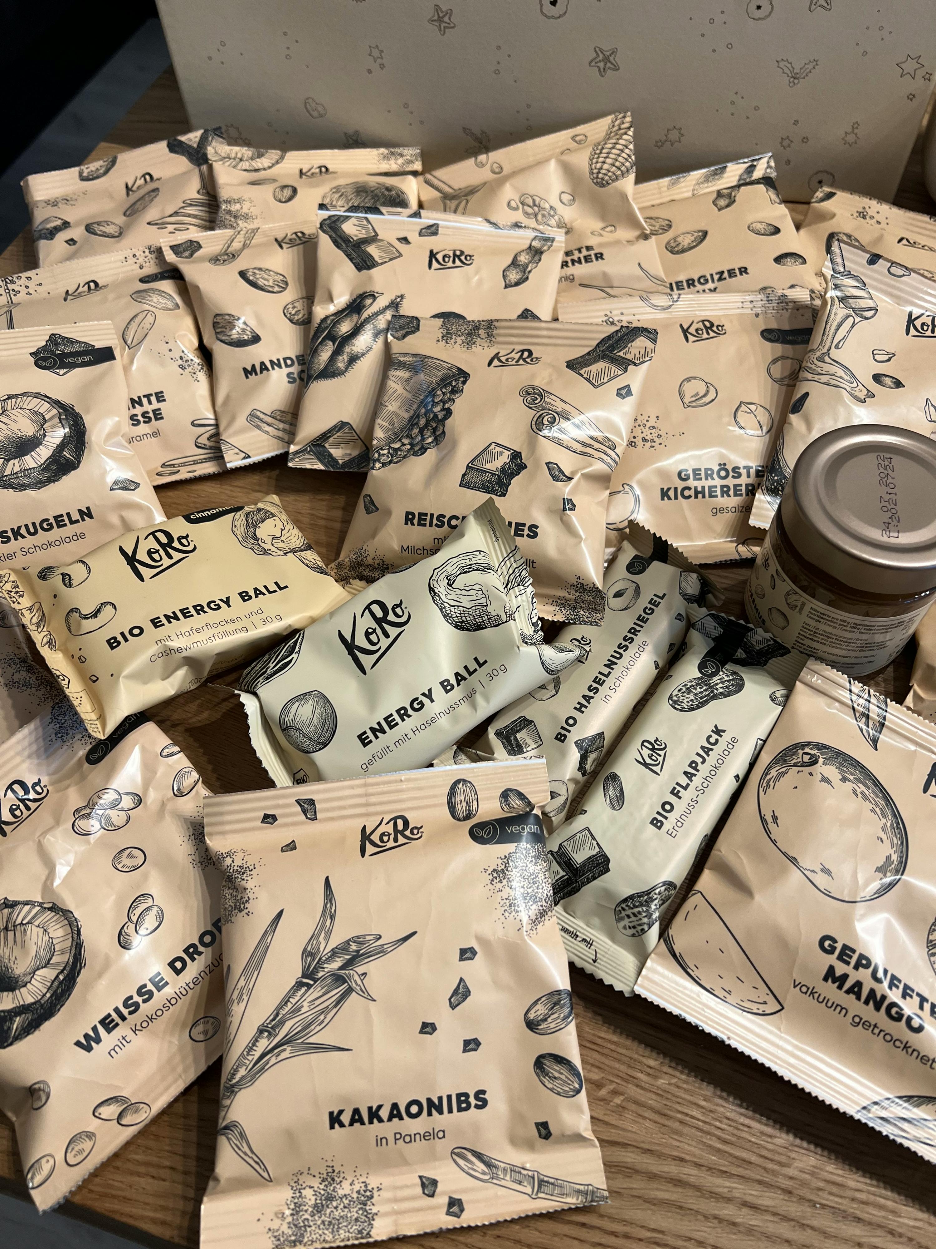 eine Auswahl an kakaonibs-Snacks liegt auf einem Tisch