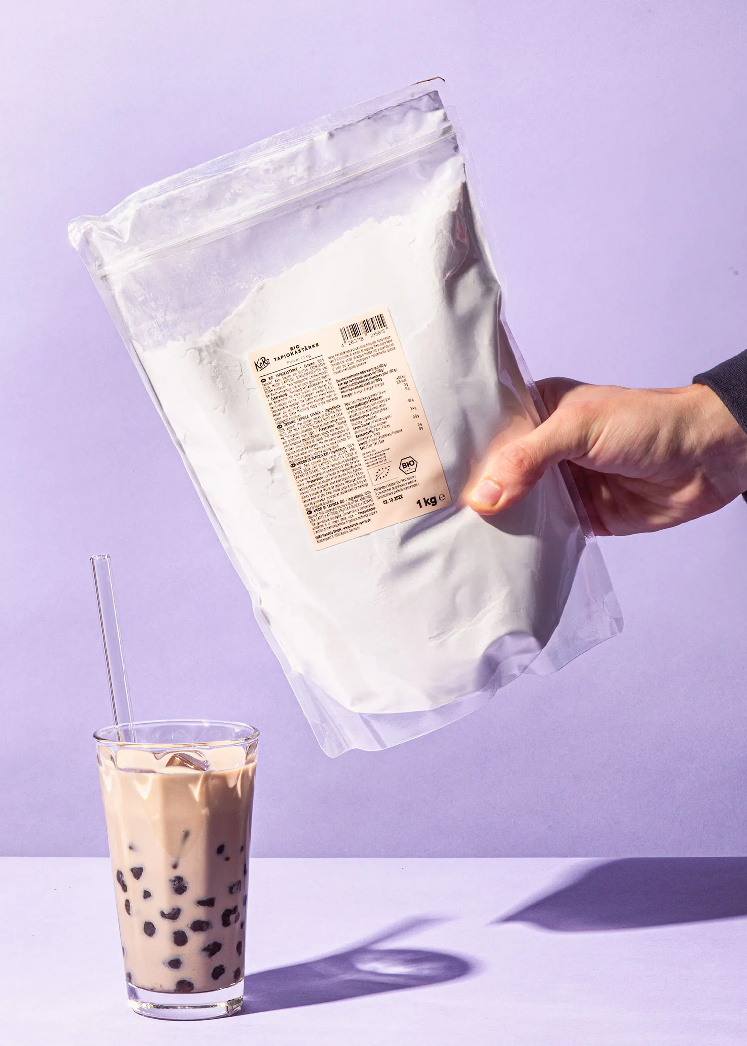 eine Person hält einen Plastikbeutel mit einem Etikett auf der Rückseite ..