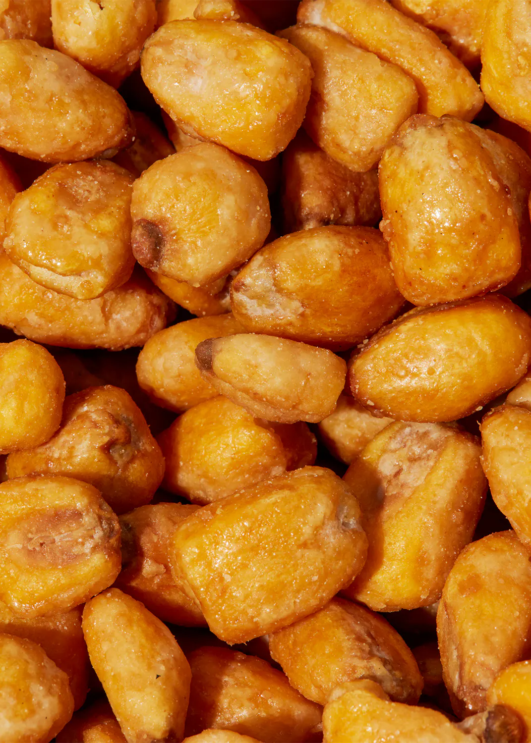 un gros plan d' une pile de maïs frits