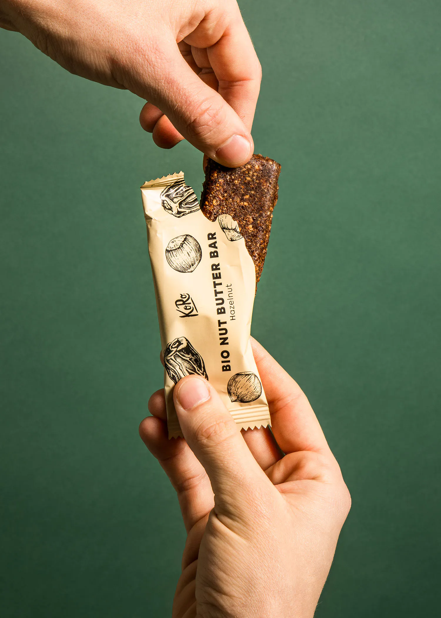 une personne tient une barre de beurre de noix bio dans sa main
