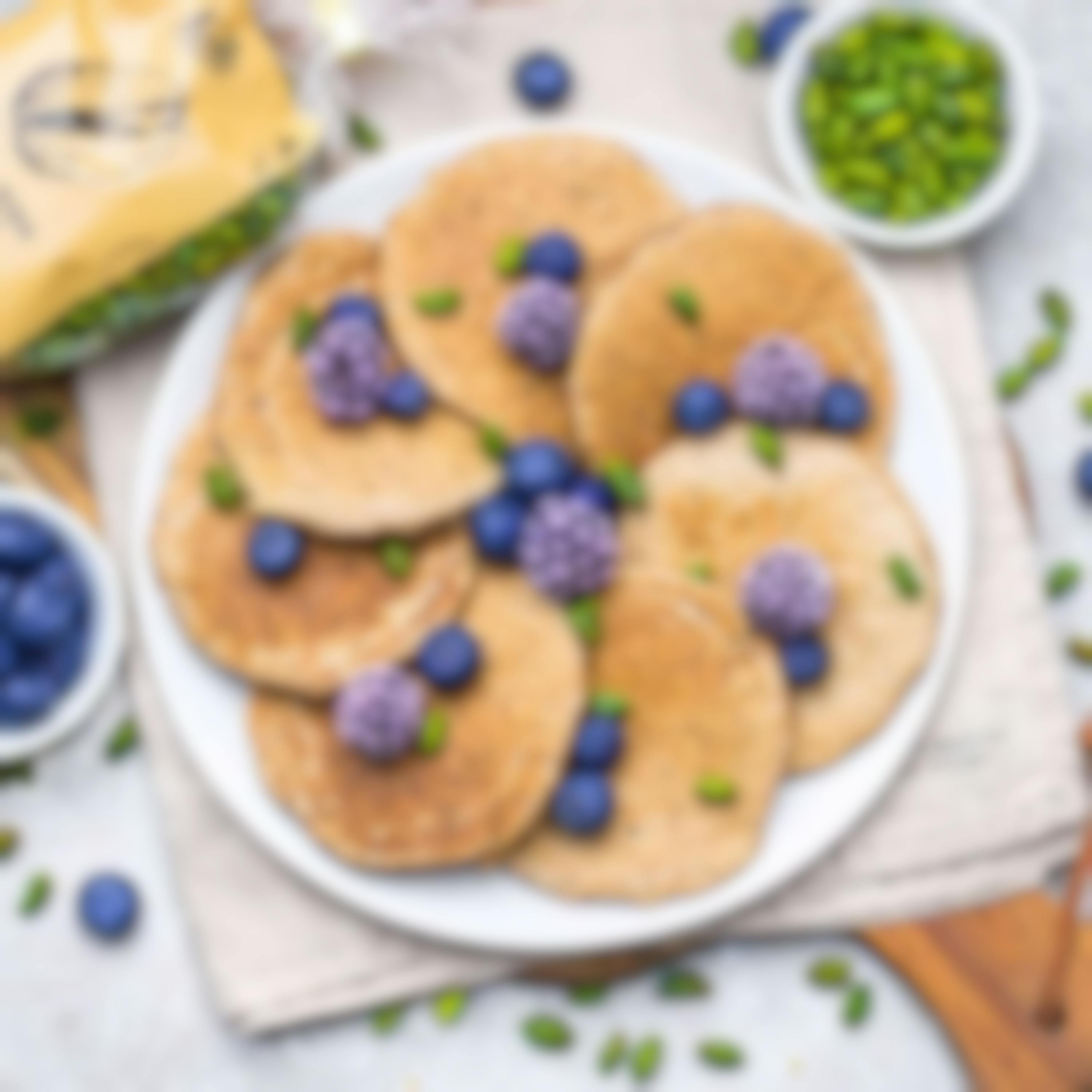 Fruchtige Pancakes mit frischen Zutaten aus der Wildnis