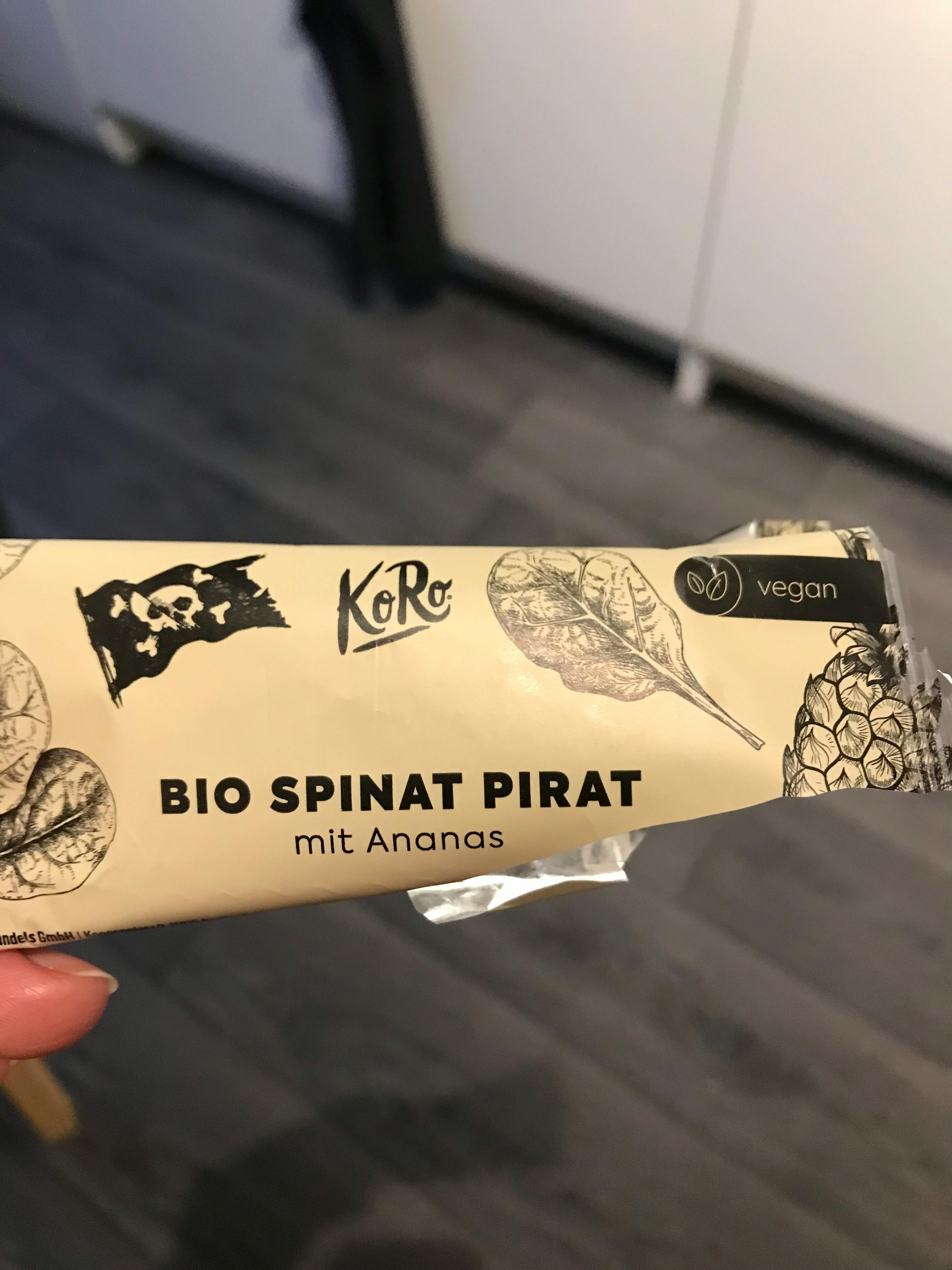 a person is holding a package of bio spinat pirat with ananas