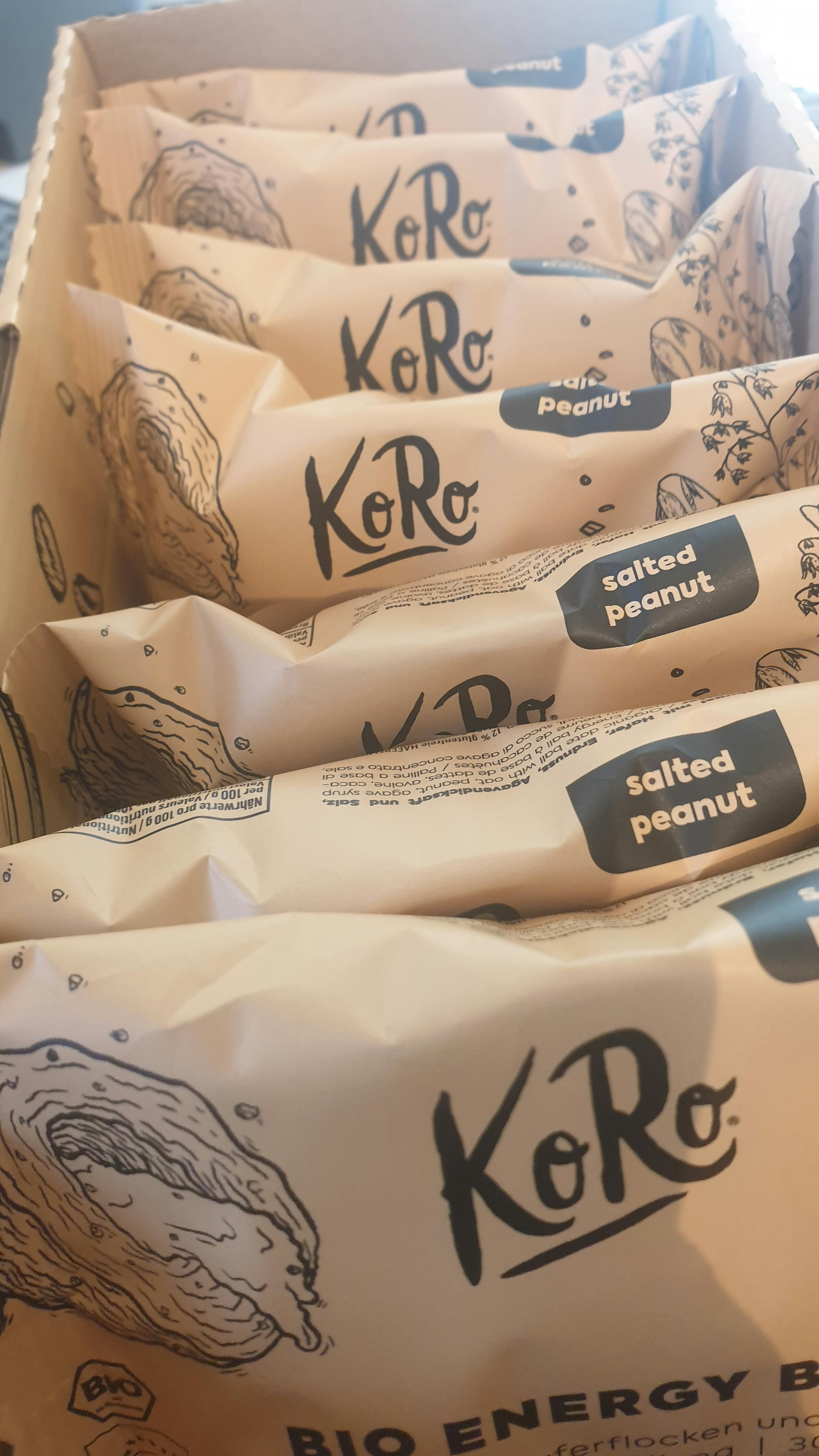 eine Reihe von salzigen Erdnüssen mit der Marke karo